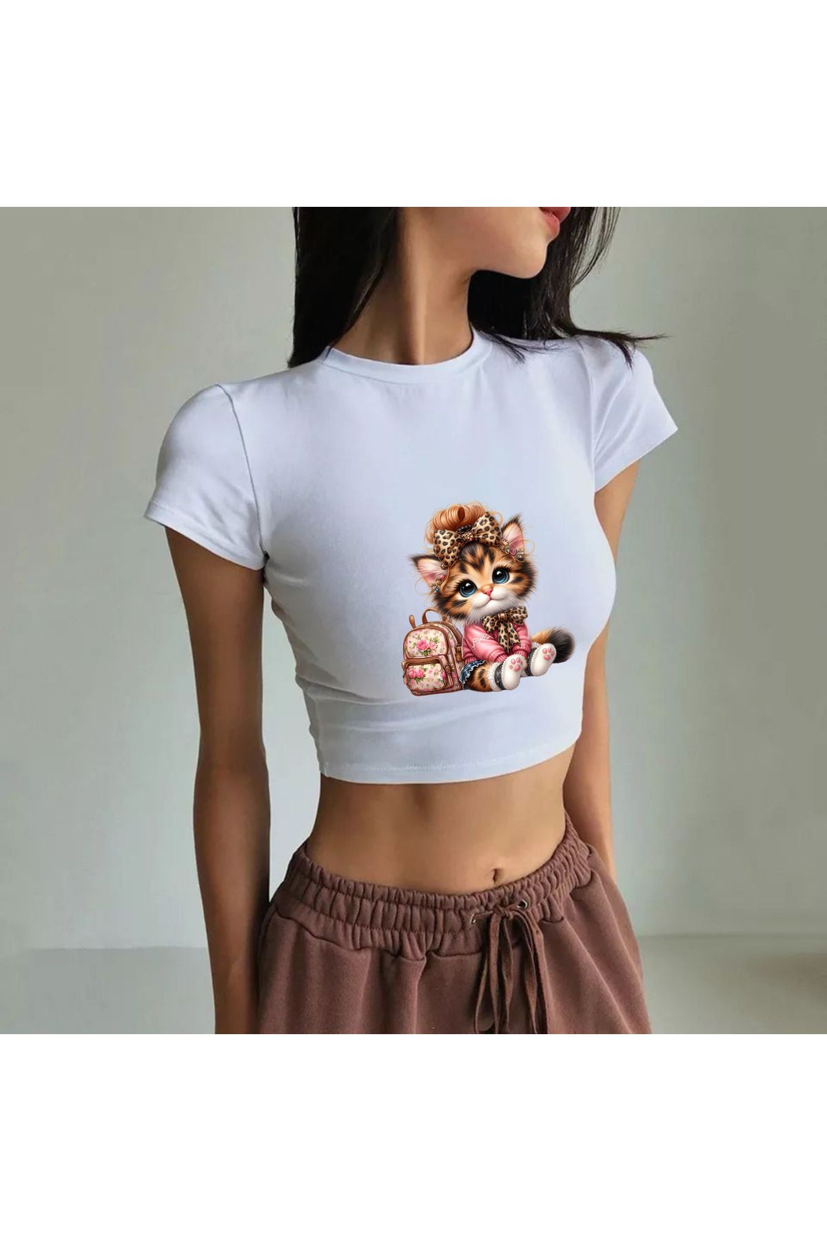 JadenJoy Oturan Topuzlu Kedicik Desenli Beyaz Crop