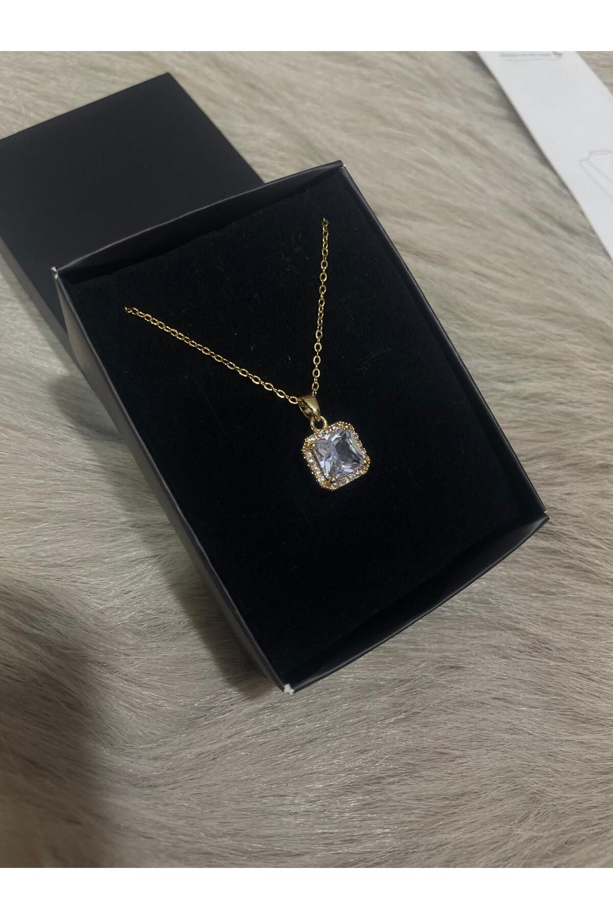 Tasarım Çelik Gold Renk Kare Zirkon Taşlı Kolye