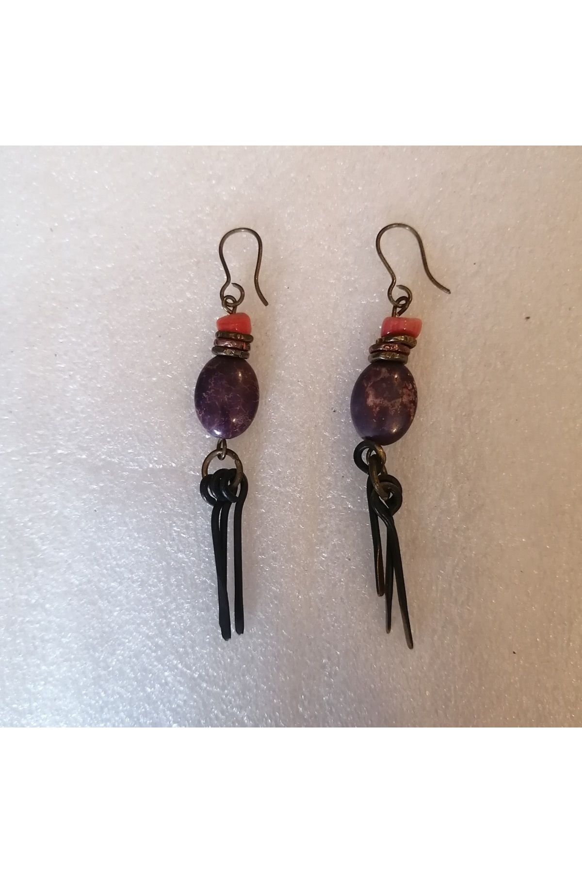 Butik Tülin Otantik el yapımı pirinç doğal mor akik mercan taşlı uzun çubuk sallantılı küpe 8x1.3 cm Hint Malı