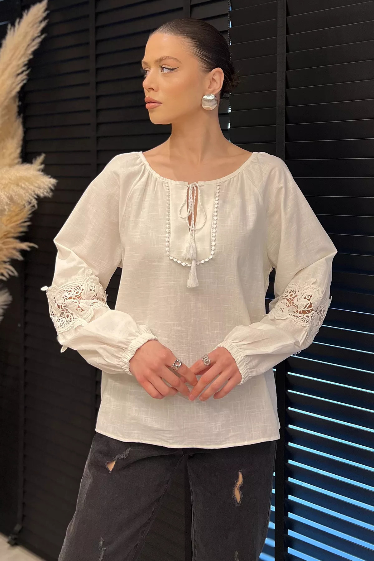 GÜLSELİ-Cream Collar Tie Sleeve Linen Blouse with Scallop Detail 2