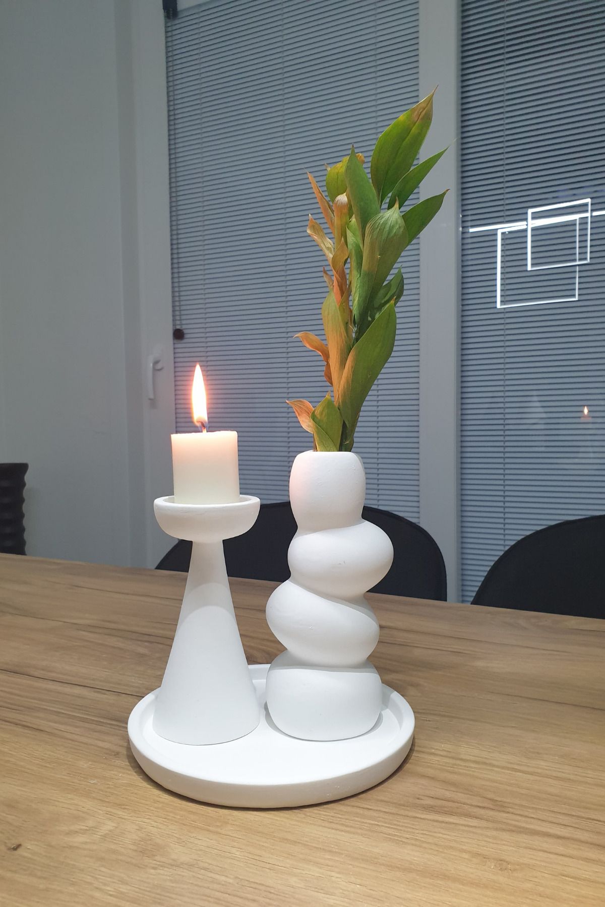 Lapida Home Decor 3’lü Dekoratif Set – Beyaz Taş Vazo, Mumluk ve Tepsi Takımı | Modern El Yapımı Ev Aksesuarı