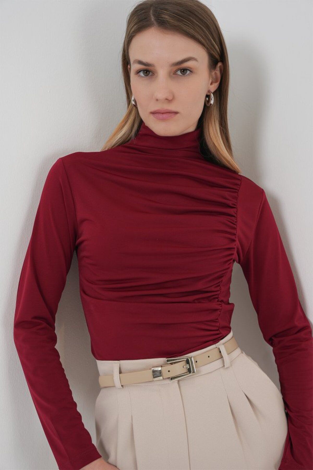 ARUZ MODA 938 Büzgü Detaylı Dik Yaka Sandy Bluz - Bordo