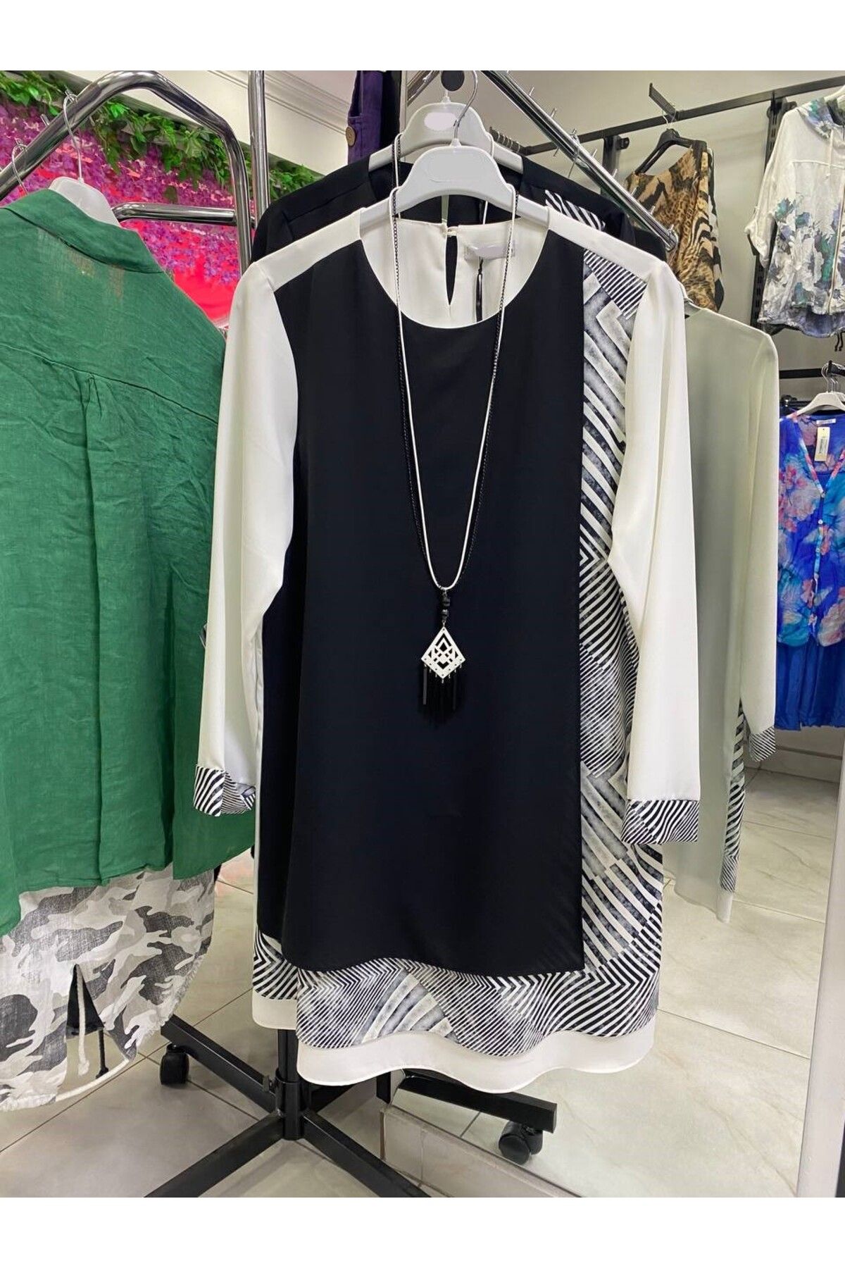 CELTMODA Kadın Bisiklet Yaka Şifon Kolyeli Tunik Bluz - Beyaz