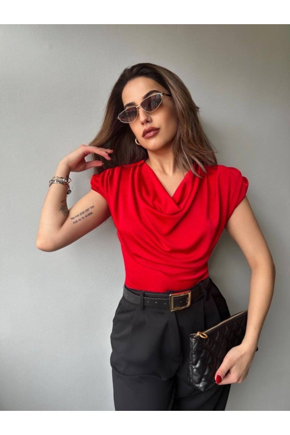 ARUZ MODA Kadın V Yaka Vatka Detay Kolsuz Dökümlü Bluz