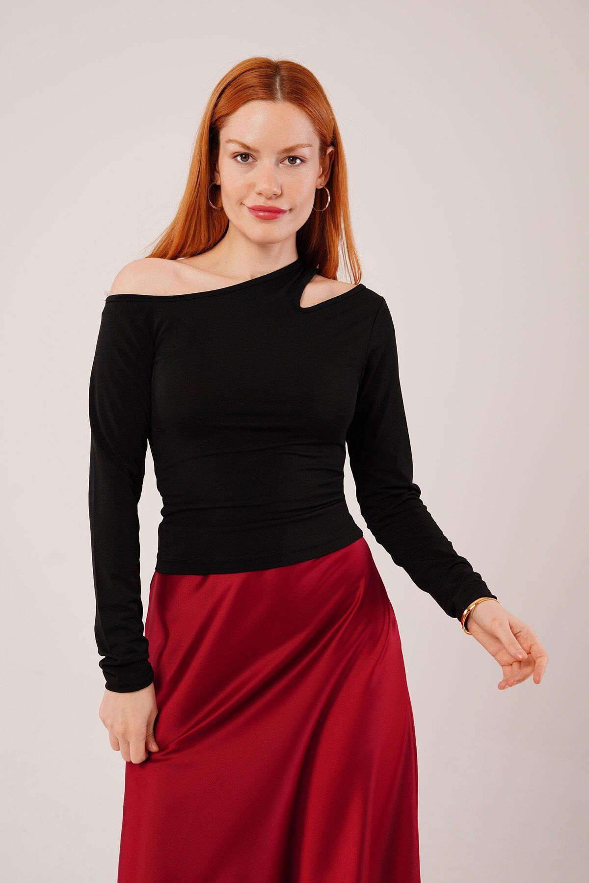 ARUZ MODA Omuz Dekolte Detaylı Siyah Bluz