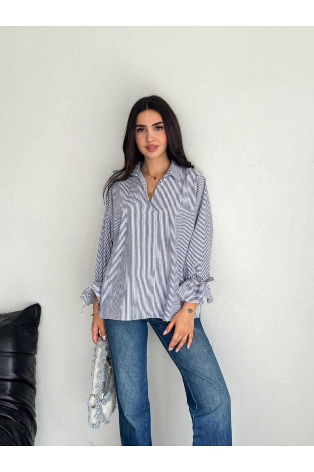 ARUZ MODA Arkası Asimetrik Yırtmaç Kesim Detaylı Cizgili Bluz Gömlek - Füme