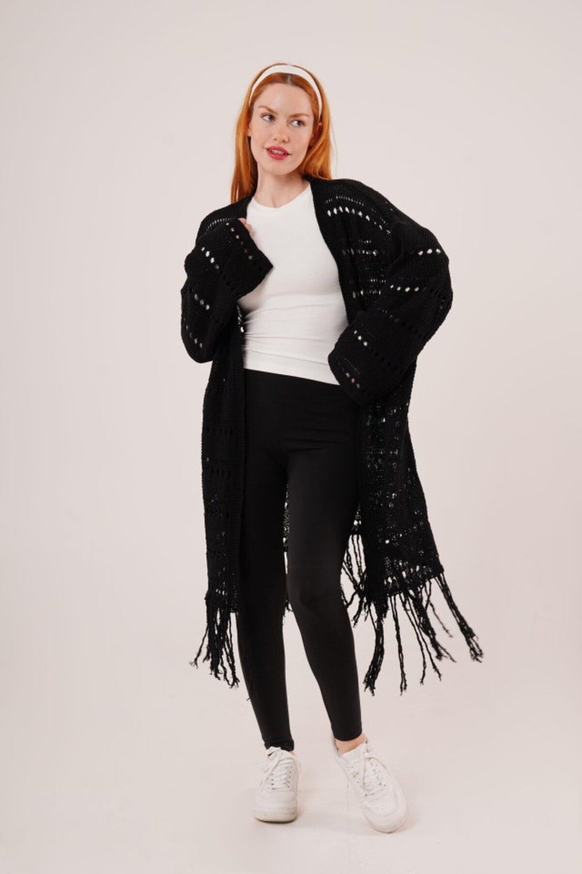 ARUZ MODA Delikli Geçişli Püskül Detay Uzun Triko Siyah Hırka