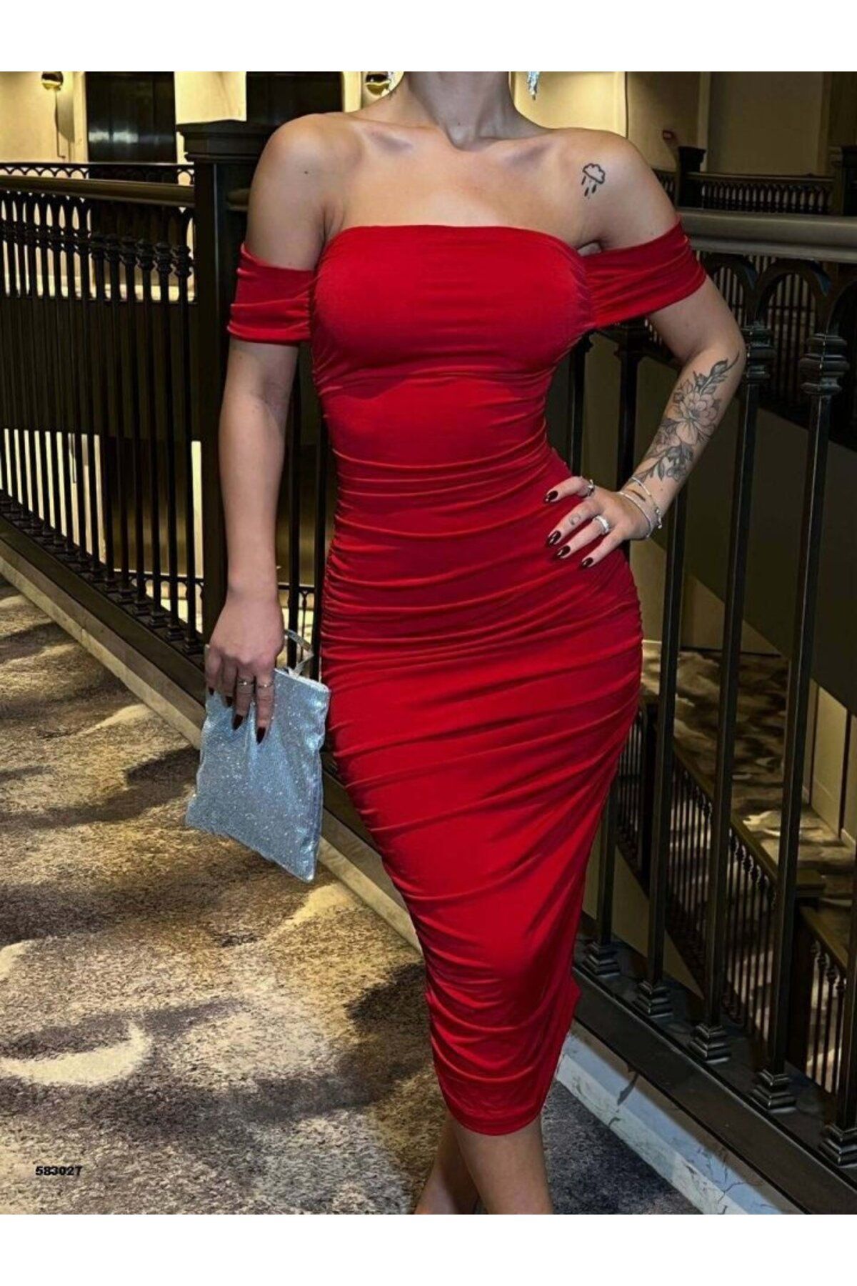 ARUZ MODA Kadın Madonna Yaka Sandy Kumaş Büzgü Detay Midi Boy Elbise