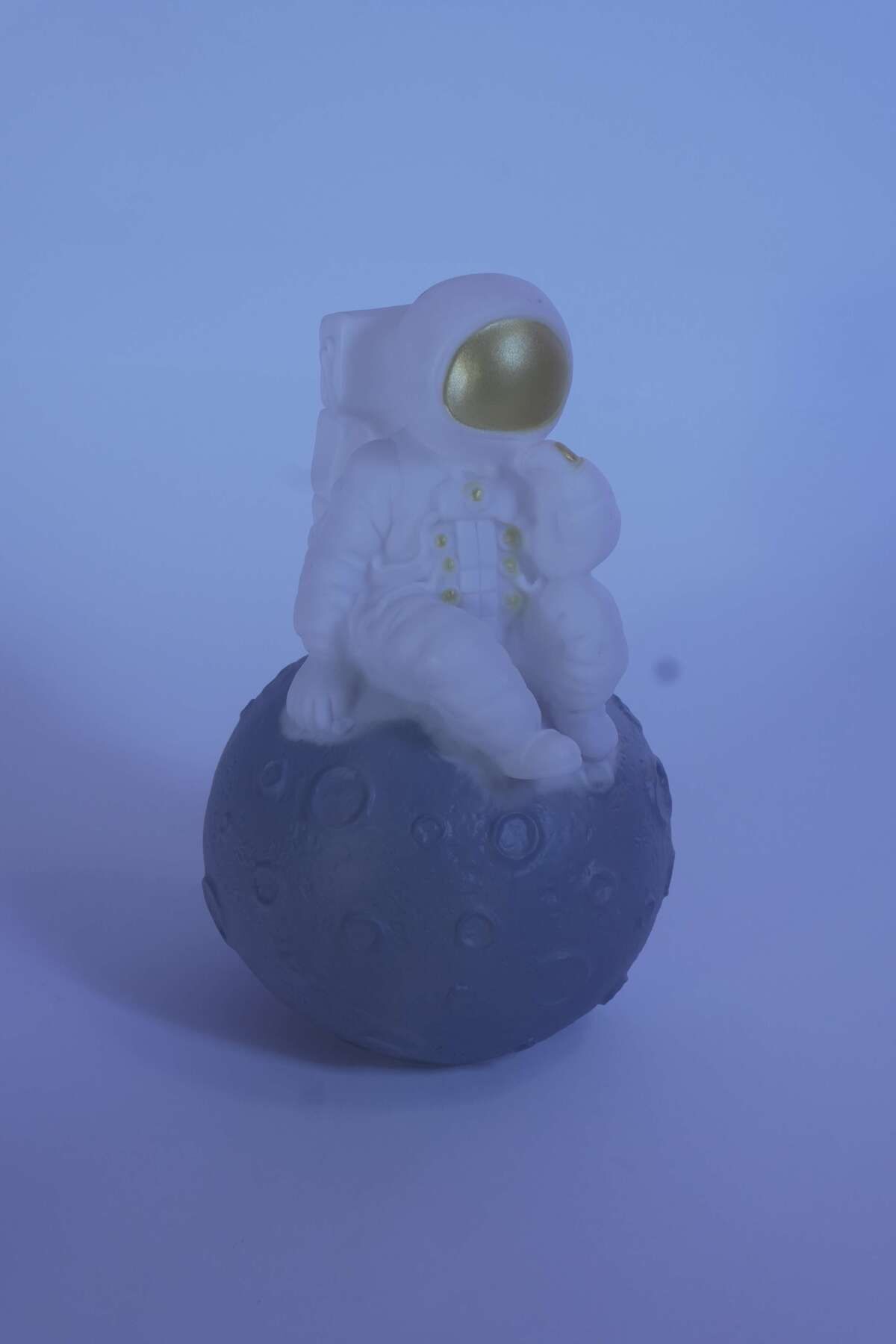 gifted Ay Üzerinde Düşünen Astronot Gece ve Masa Lambası