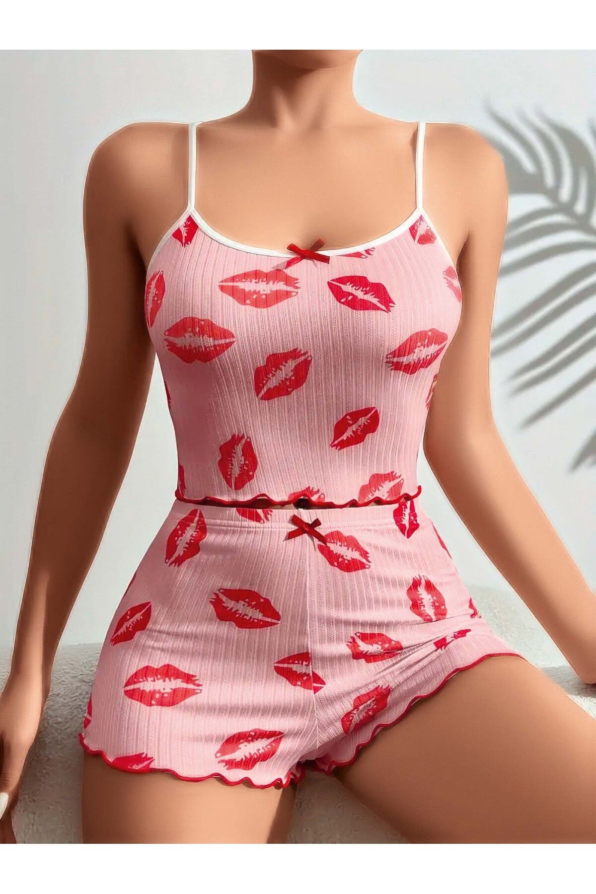 CNG fashion PEMBE ÖPÜCÜK BASKILI ASKILI ŞORT CROP GECELİK PİJAMA TAKIMI