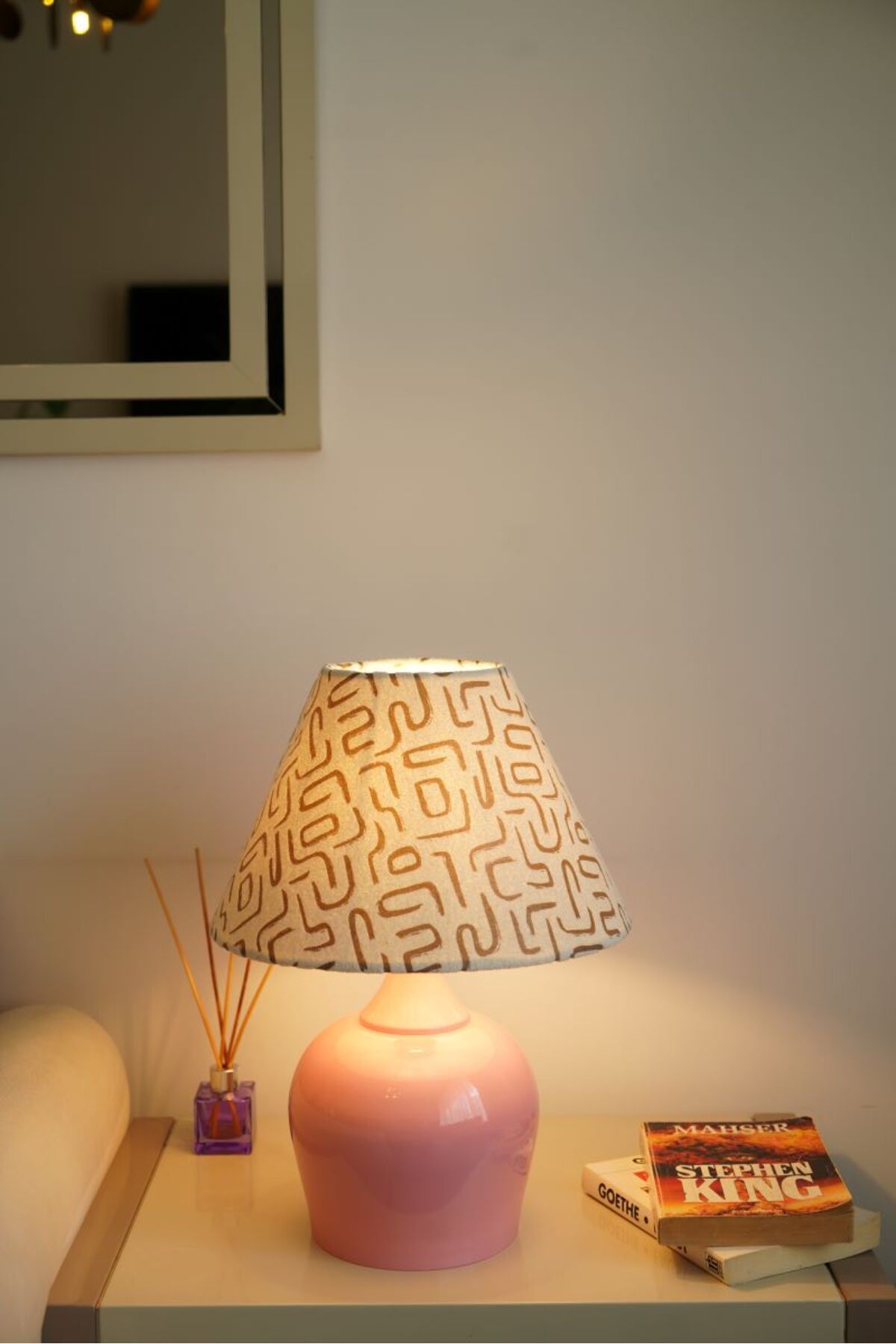 retro home design Pembe Ayaklı Kadife Beyaz Labirent Desenli Masa Lambası Abajur 1 Adet Salon Yatak Odası