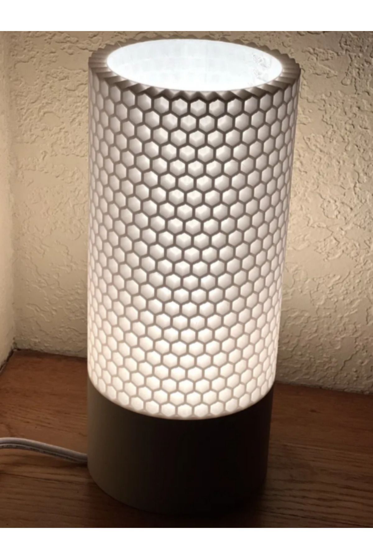 GRAT3D Honeycomb Tasarımlı Masa Lambası – Modern ve Şık Aydınlatma