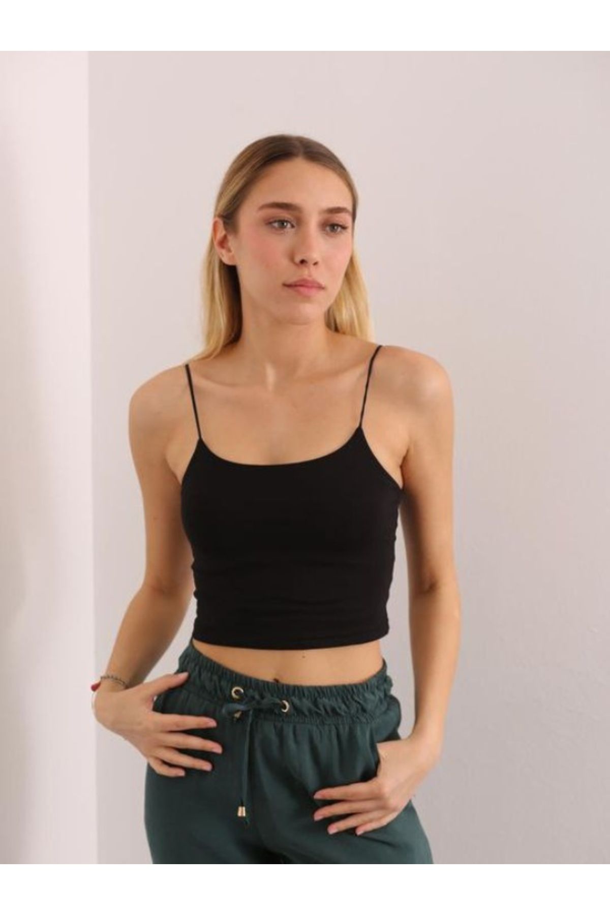FASHİON TREND Kadın Siyah İnce Askılı Kısa Crop Atlet