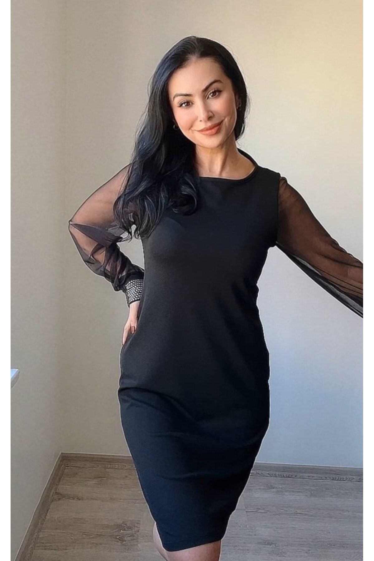 ARUZ MODA Kadın Uzun Kollu Yakası Yanlardan Hafif Açık Kollar Tül Ve Taş Detay Kısa Krep Elbise
