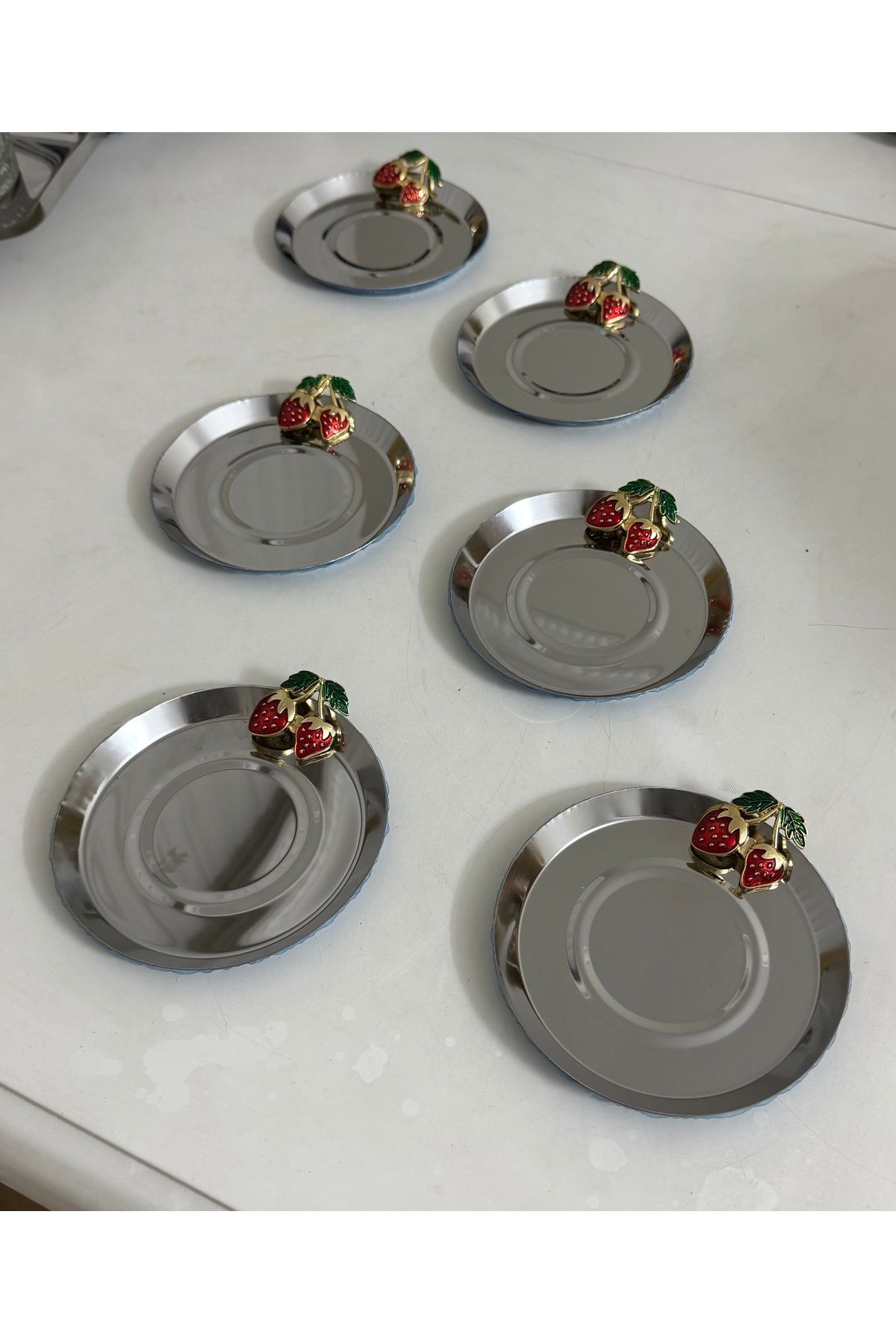 Elzemm store PASLANMAZ ÇELİK GÜMÜŞ RENK ÇİLEK AKSESUARLI 6 LI BARDAK ALTLIĞI ÇAY TABAĞI