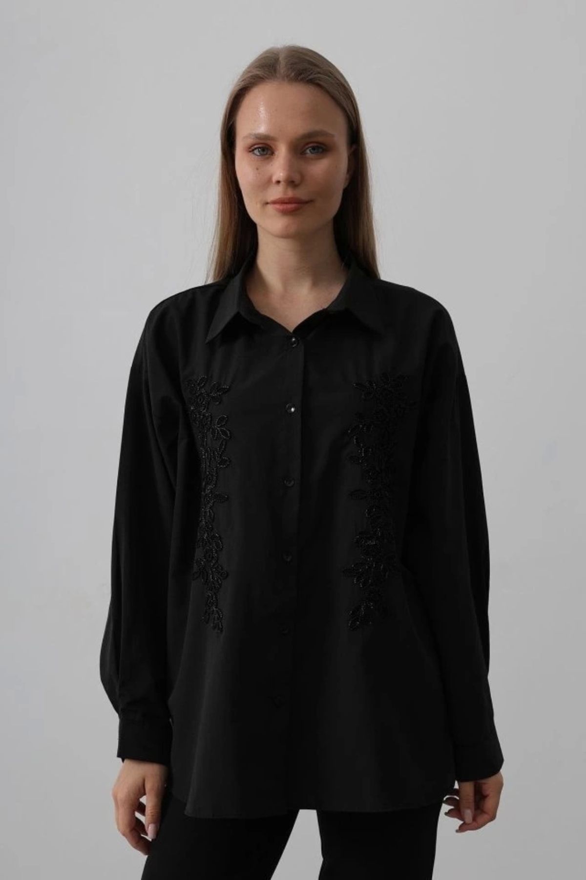 Butik Boncuk Nakış Detaylı Uzun Gömlek - Siyah
