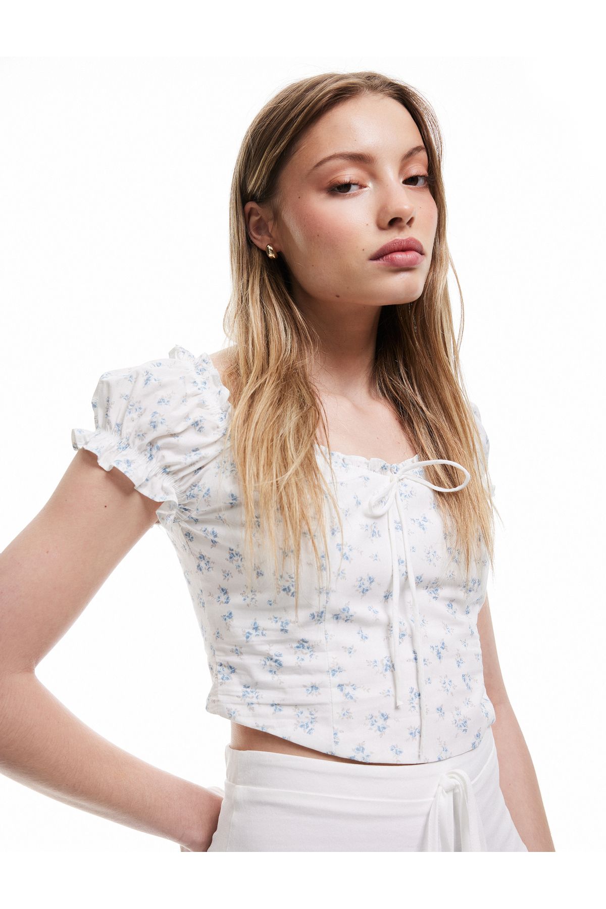 Koton Kayık Yaka Bağcık Detaylı Fermuarlı Çiçekli Dar Kesim Poplin Crop Bluz