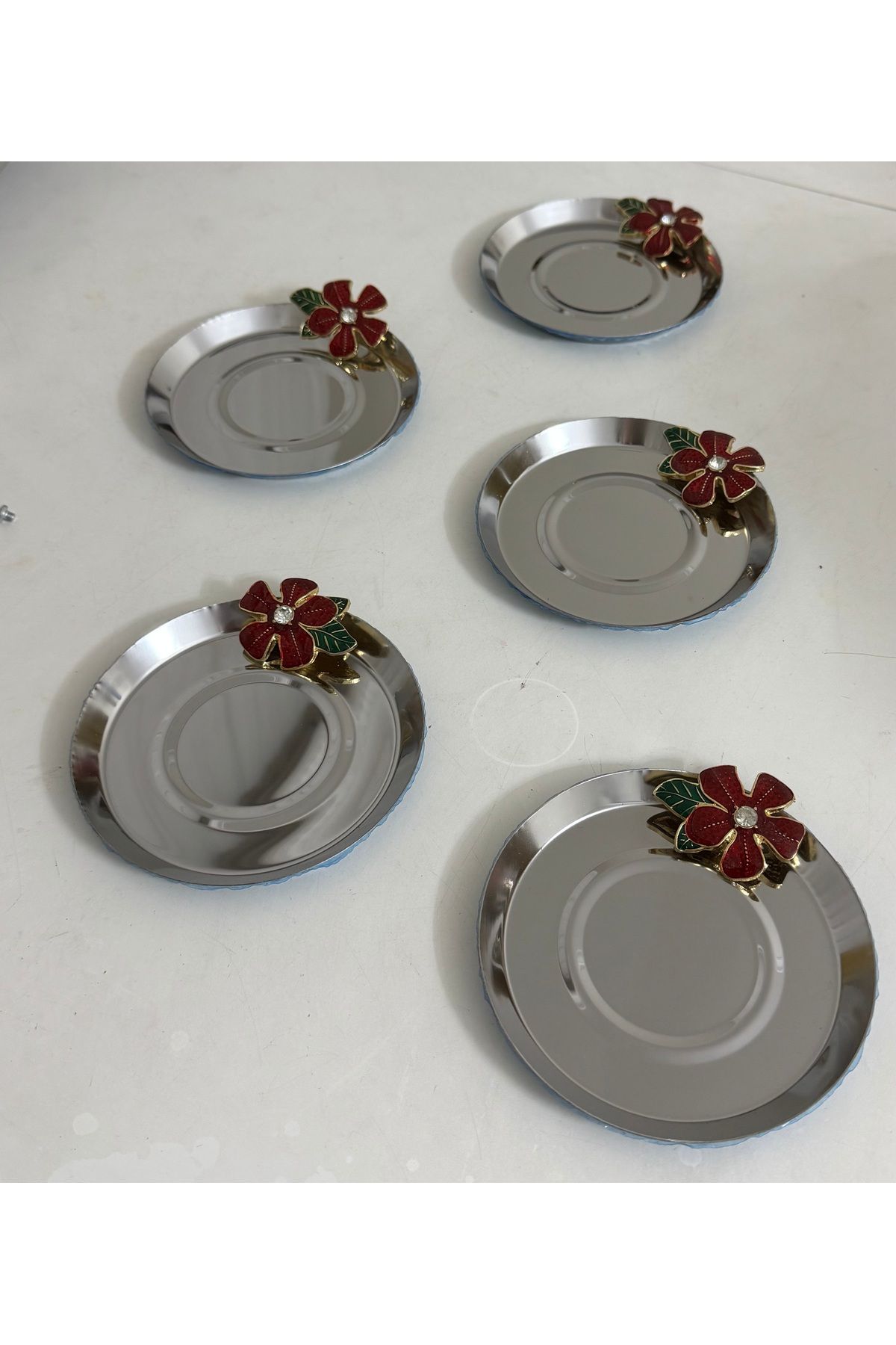 Elzemm store PASLANMAZ ÇELİK GÜMÜŞ RENK 6 ADET KIRMIZI ÇİÇEKLİ BARDAK ALTLIĞI ÇAY TABAĞI