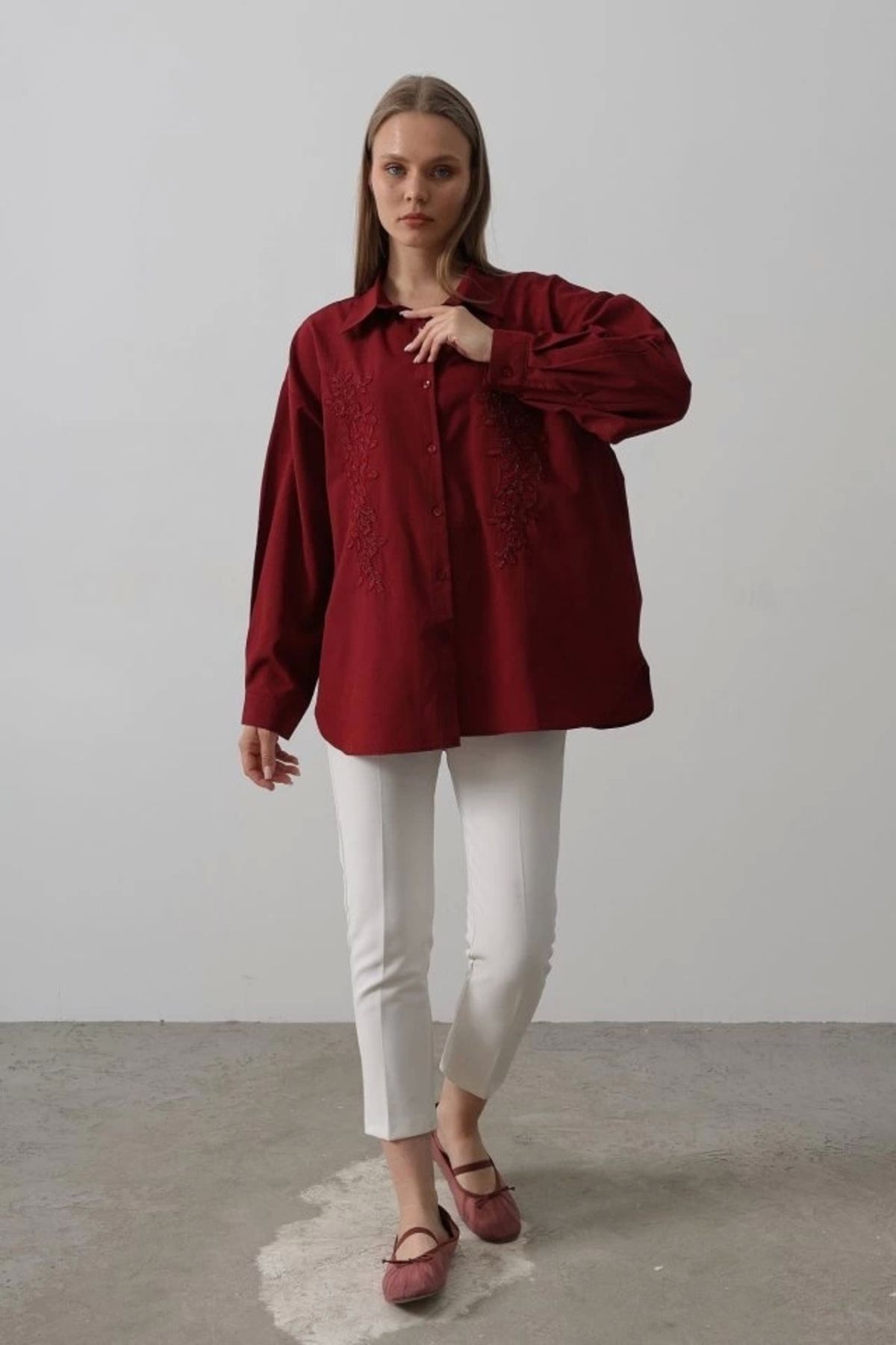 Butik Boncuk Nakış Detaylı Uzun Gömlek - Bordo