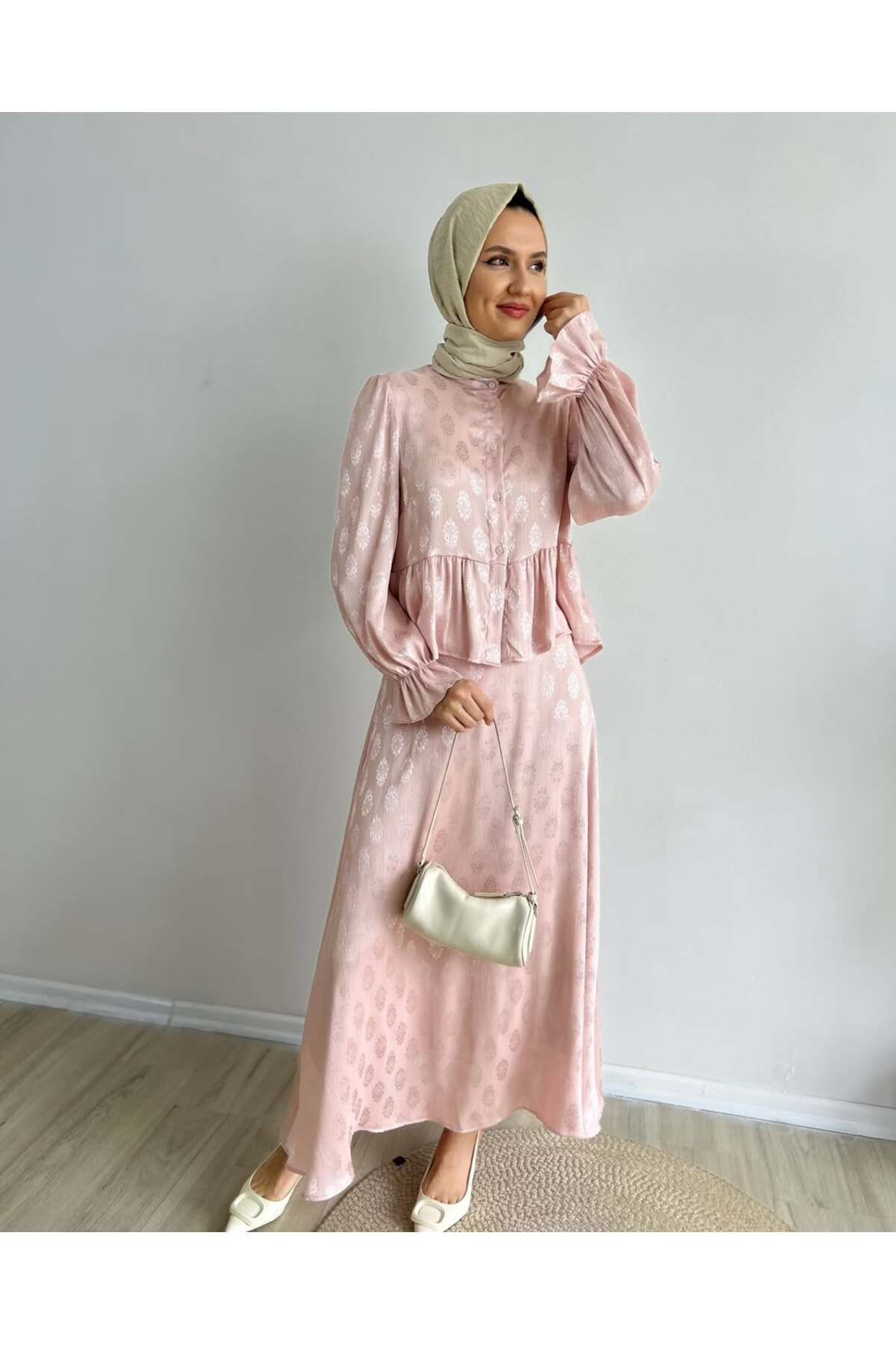 Merve Akyol Moda Elizan 2 Kendinden Desenli Önü Düğmeli Saten Takım - Pudra
