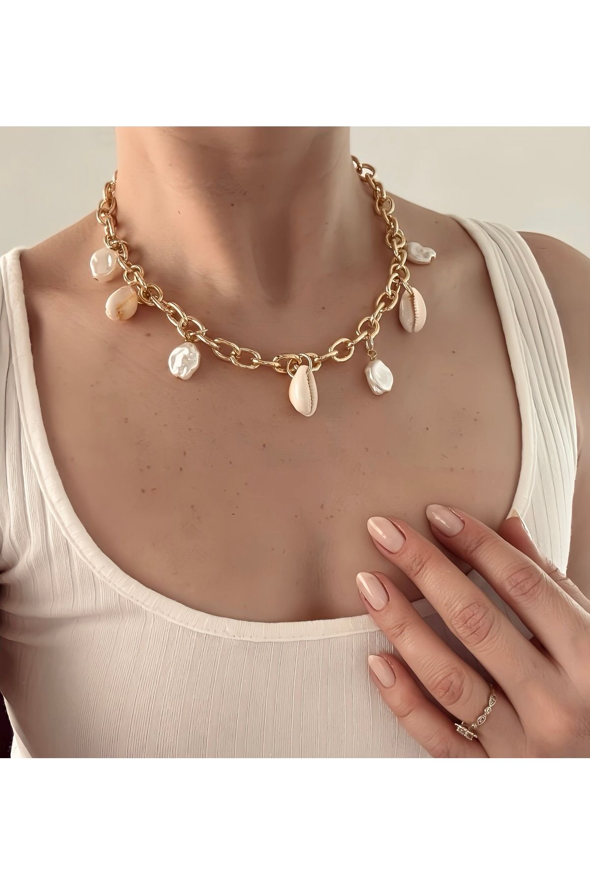 Maiden design Gold renk inci ve deniz kabuğu detaylı kolye
