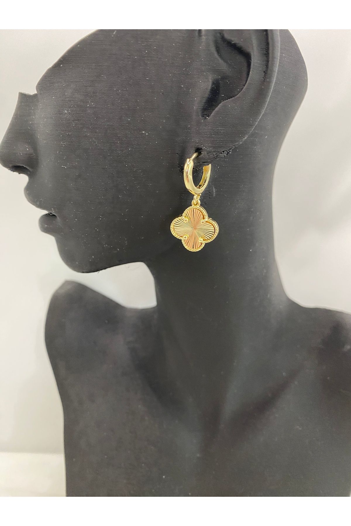 B&G Desing GOLD Yonca Sallantılı Tasarım Çelik Küpe - Hediyelik Özel