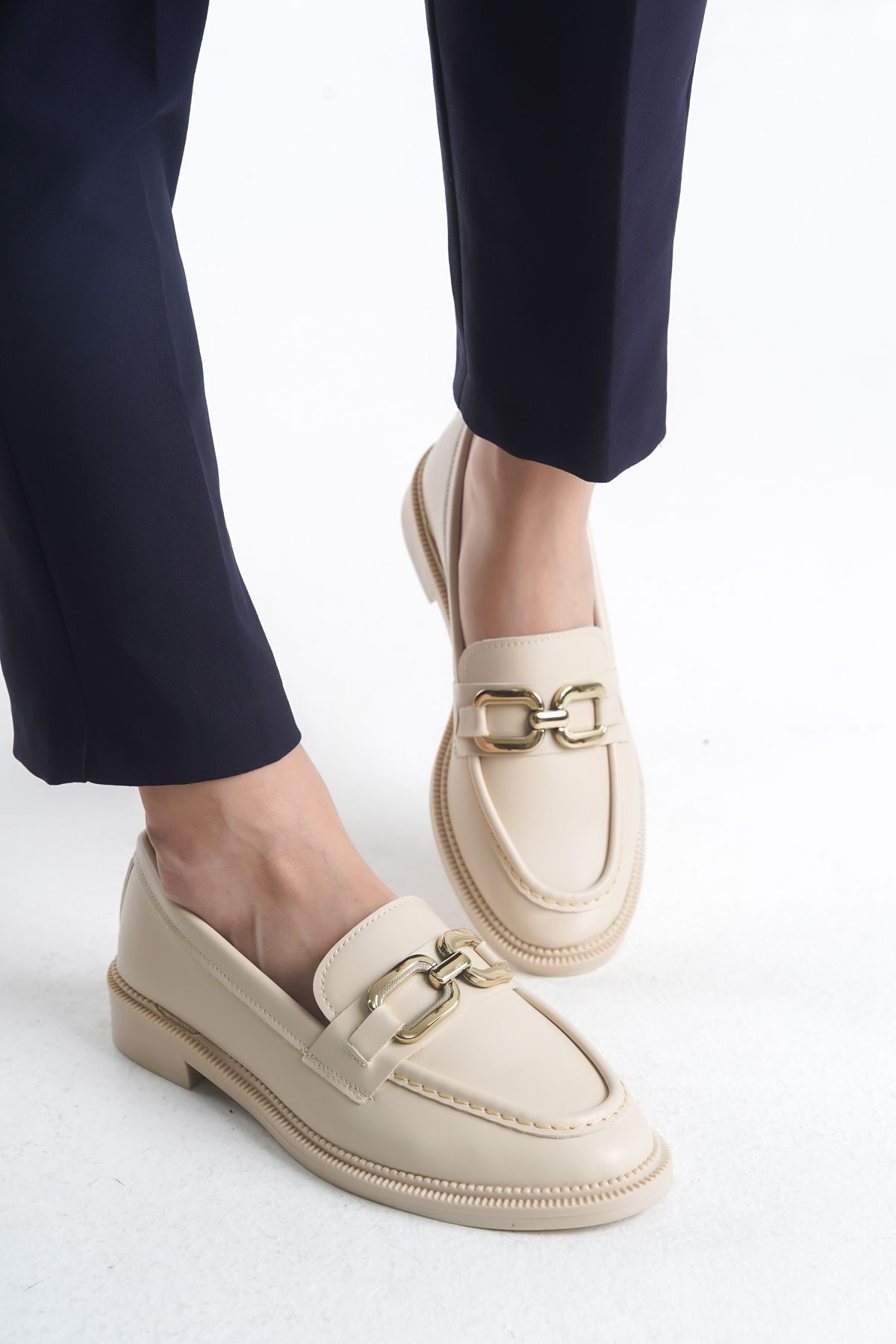 saramary Kadın Krem Loafer Makosen Altın Kare Tokalı Rahat ve Şık Günlük Ayakkabı Maskülen Casual Ayakkabı