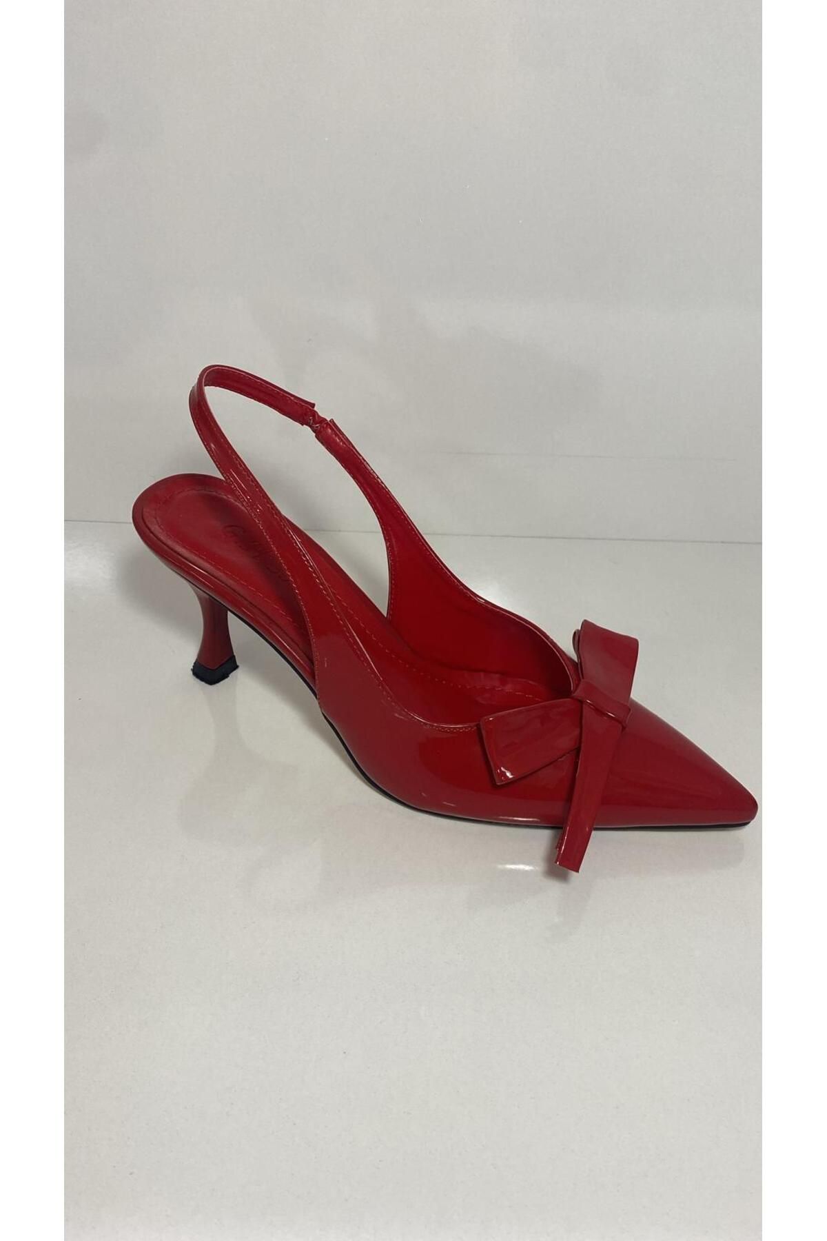 LINASHOES07 Fiyonk Detaylı Sivri Burunlu Rugan Kadın Topuklu Ayakkabı SİYAH