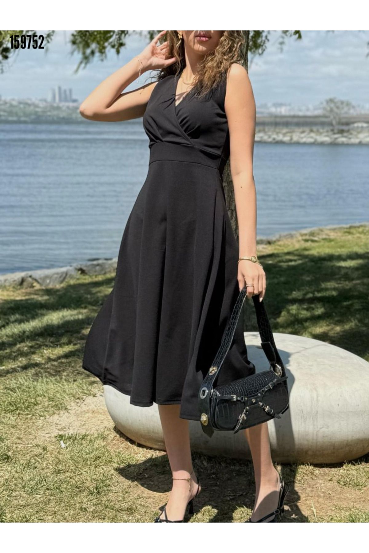 Kokosh moda Kadın Elbise Krep Kumaş Kruvaze Yaka Eteği Kloş Kolsuz Mini Elbise