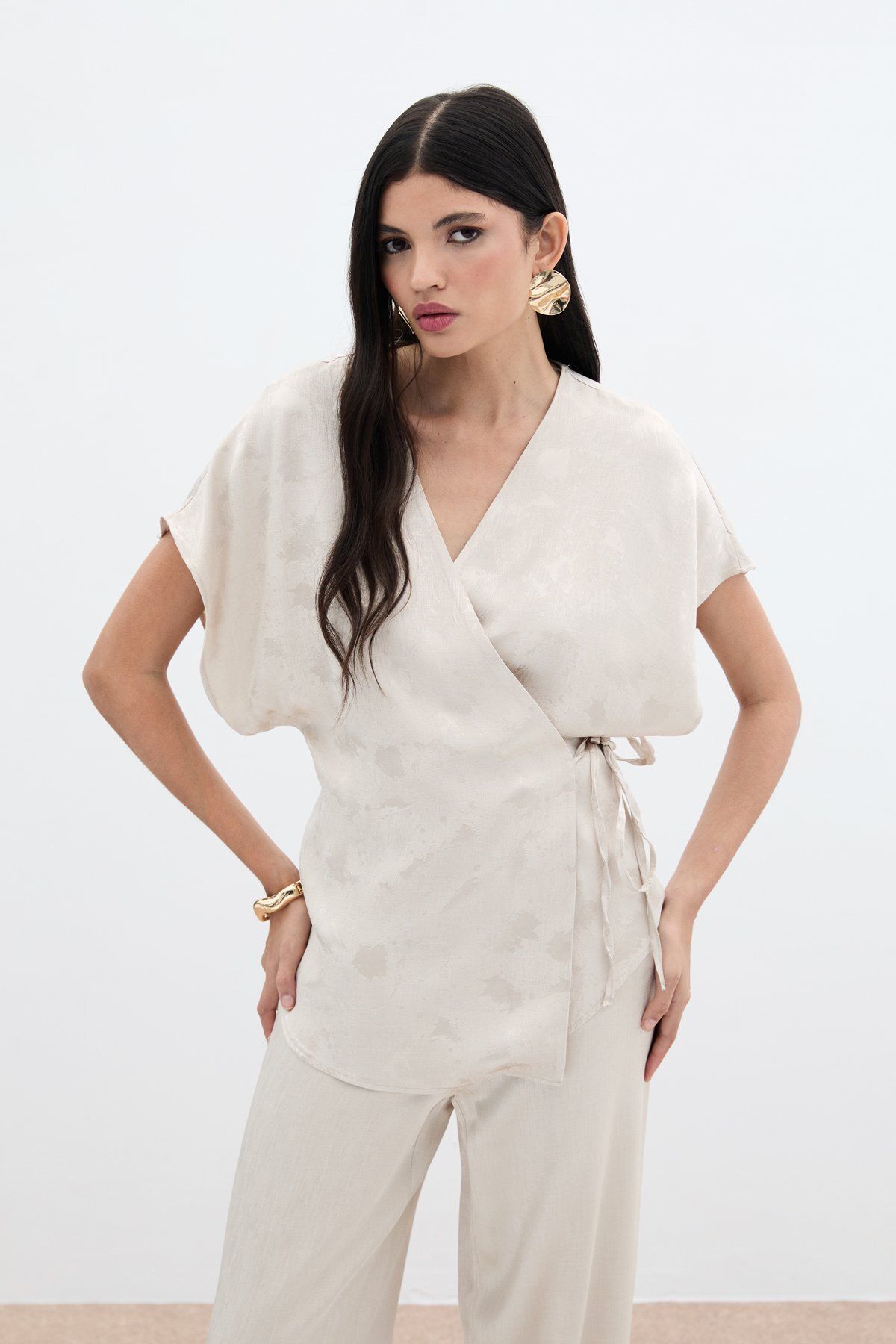 Sateen Bağlamalı Jakarlı Saten Bluz - Bej