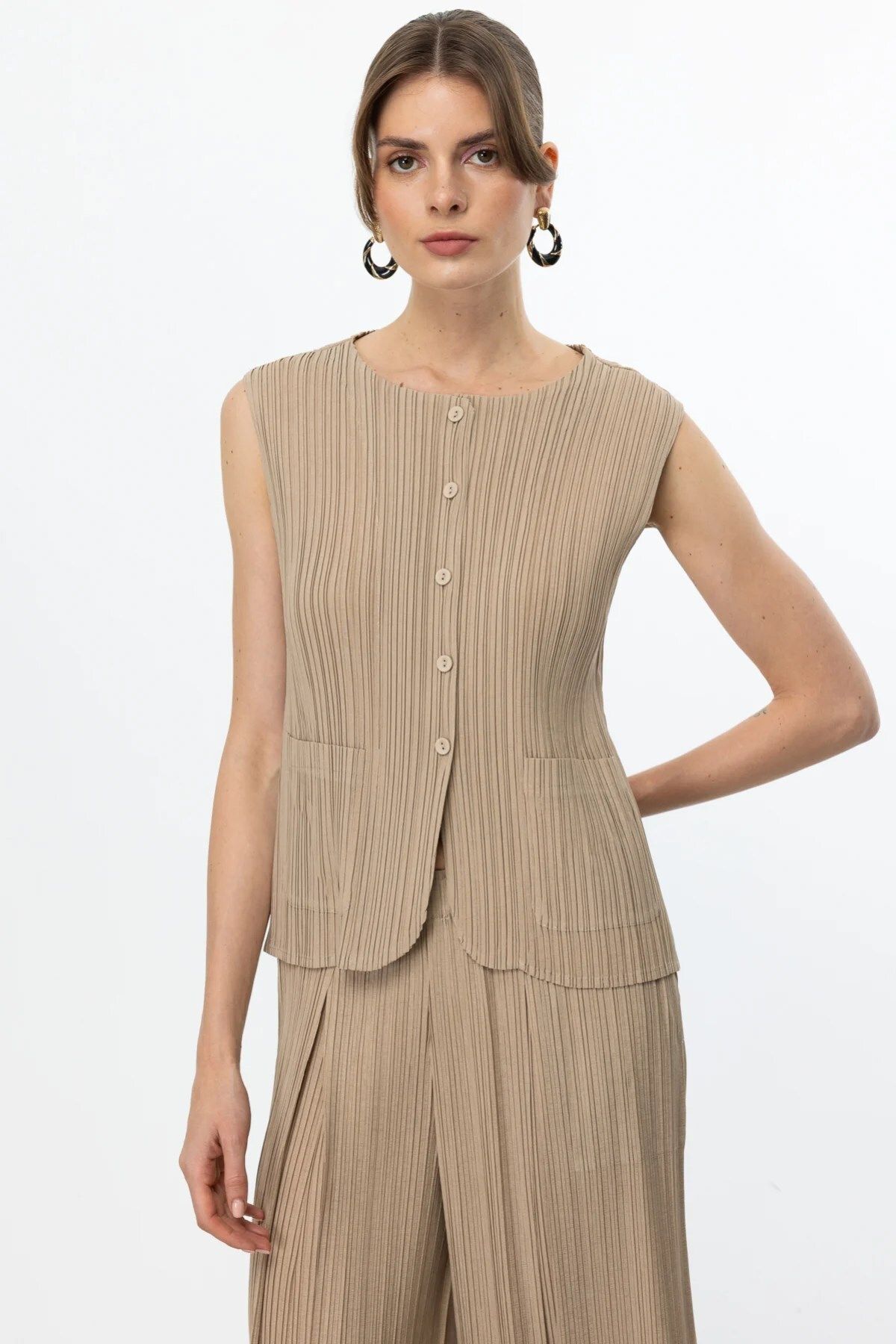 Ekol Akordiyon Kumaş Kolsuz Bluz Camel 03910