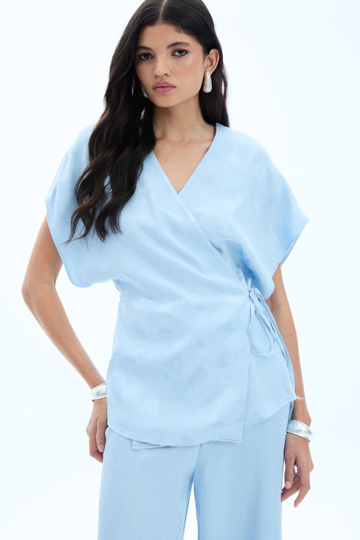 Sateen Bağlamalı Jakarlı Saten Bluz - Bebe Mavi