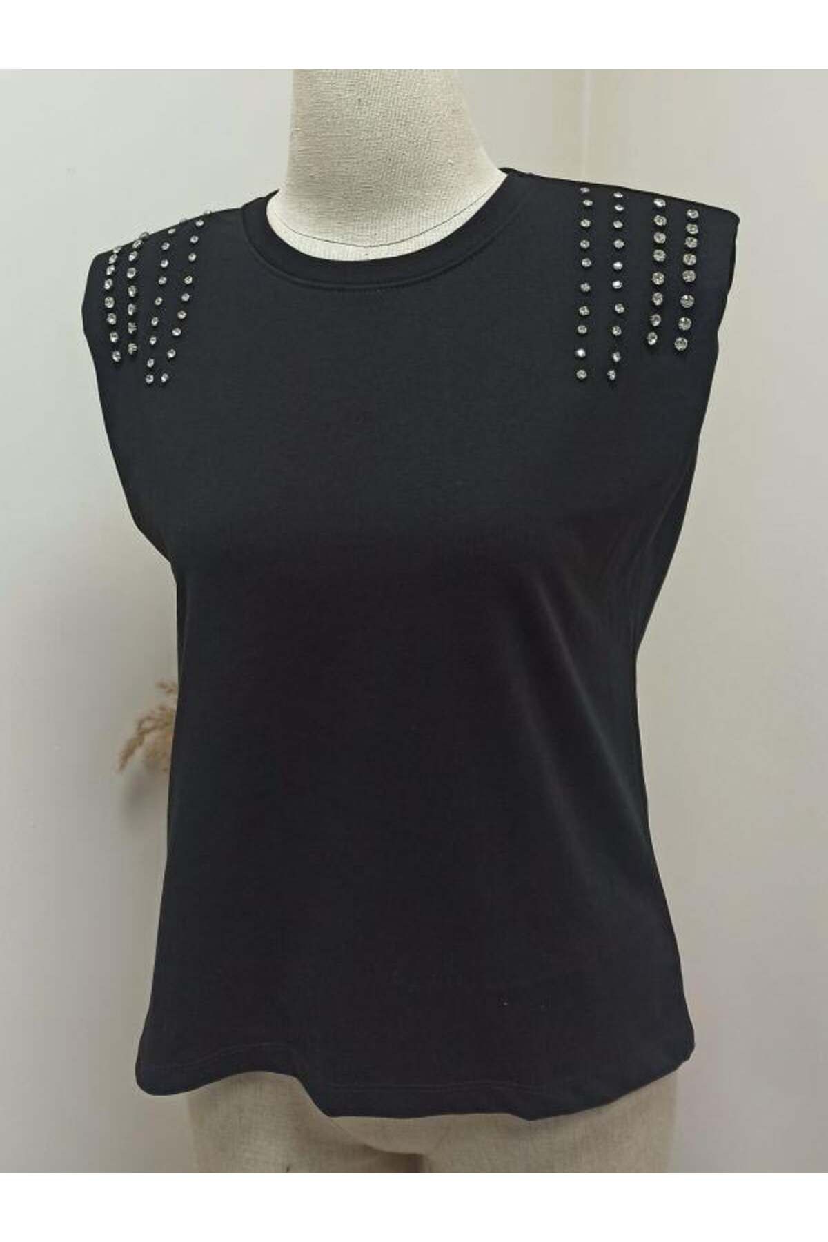 Kokoşum Butik 7269 Taşlı Vatkalı Kesik Kol Tişört Siyah