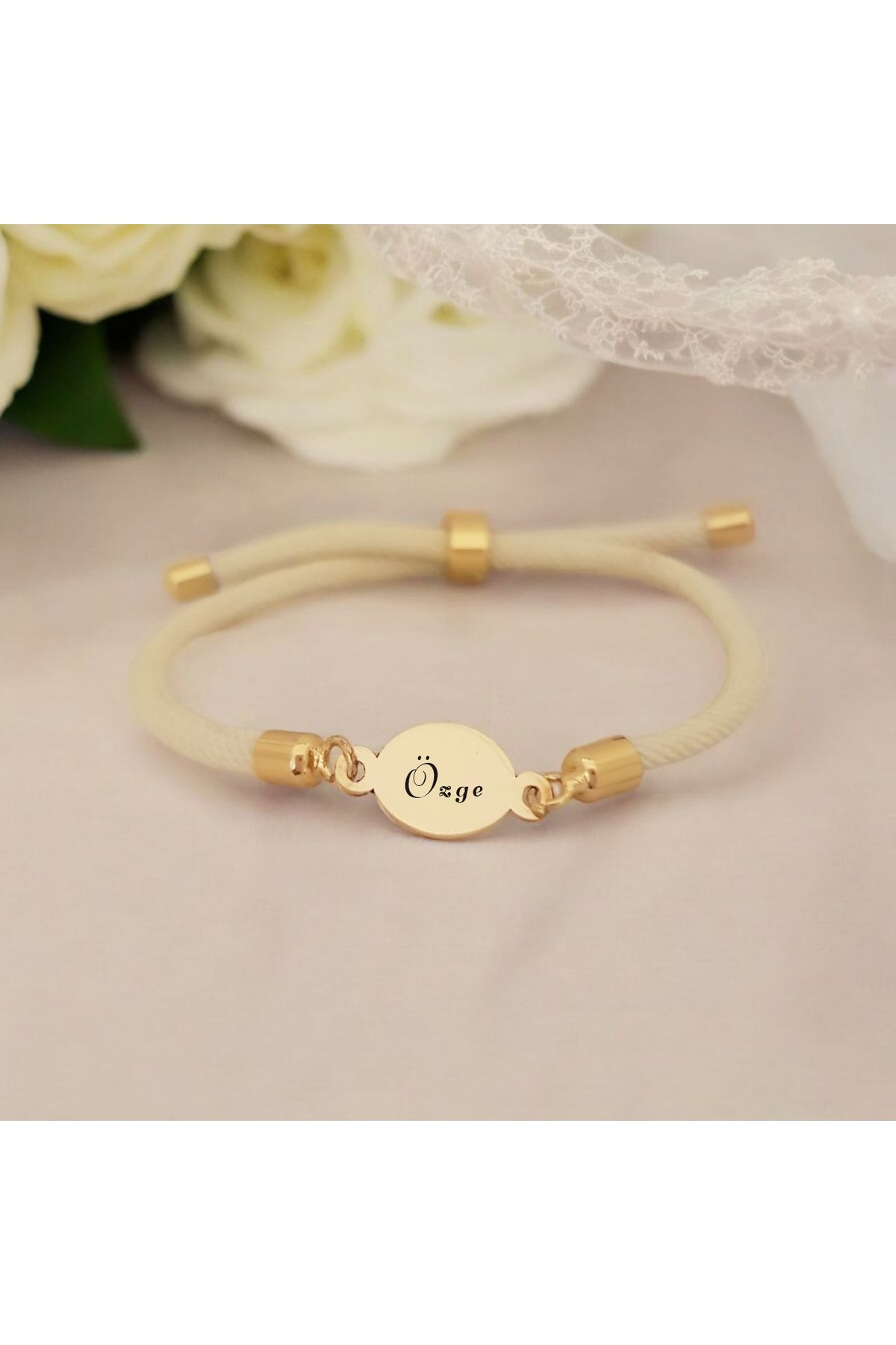 ARCHINO GOLD Oval Motifli 14 Ayar Altın Plakalı İpek Örgülü Özge İsmine Özel Bileklik-424isim-beyaz