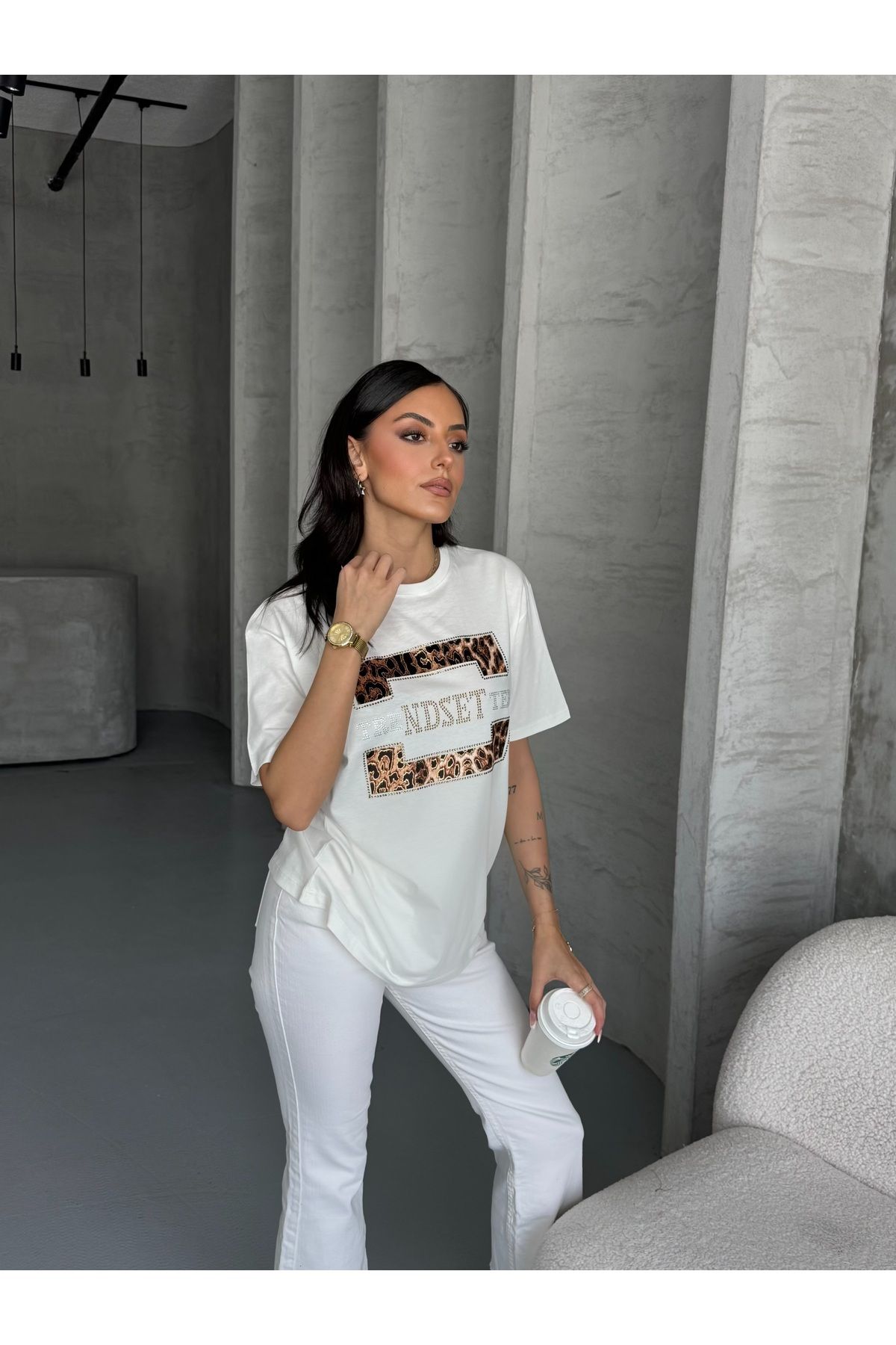 MUEZZA Leopar Desenli Taş Süslemeli Bisiklet Yaka Kadın T-Shirt