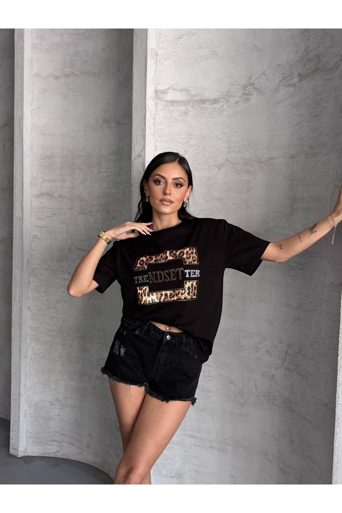 MUEZZA Leopar Desenli Taş Süslemeli Bisiklet Yaka Kadın T-Shirt