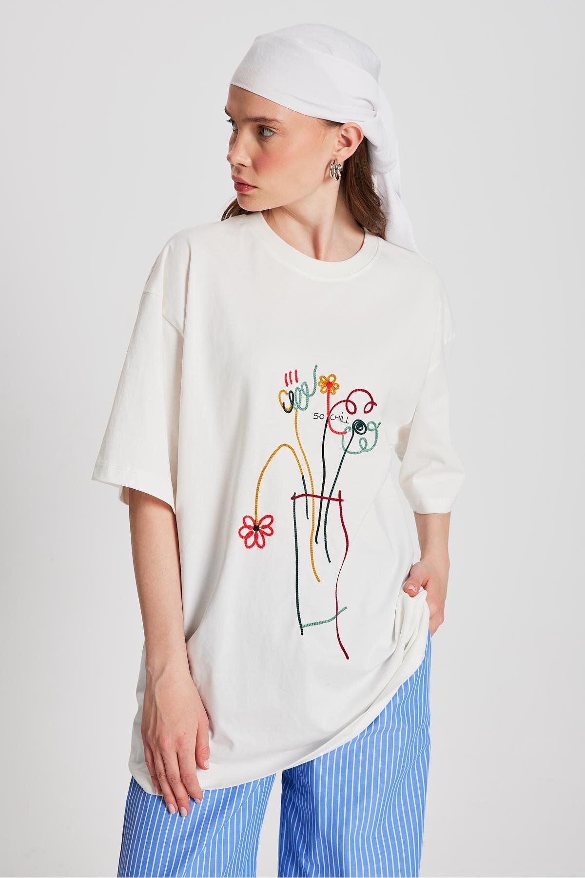 minaaise Kadın Ekru Oversize Nakışlı T-shirt 29161