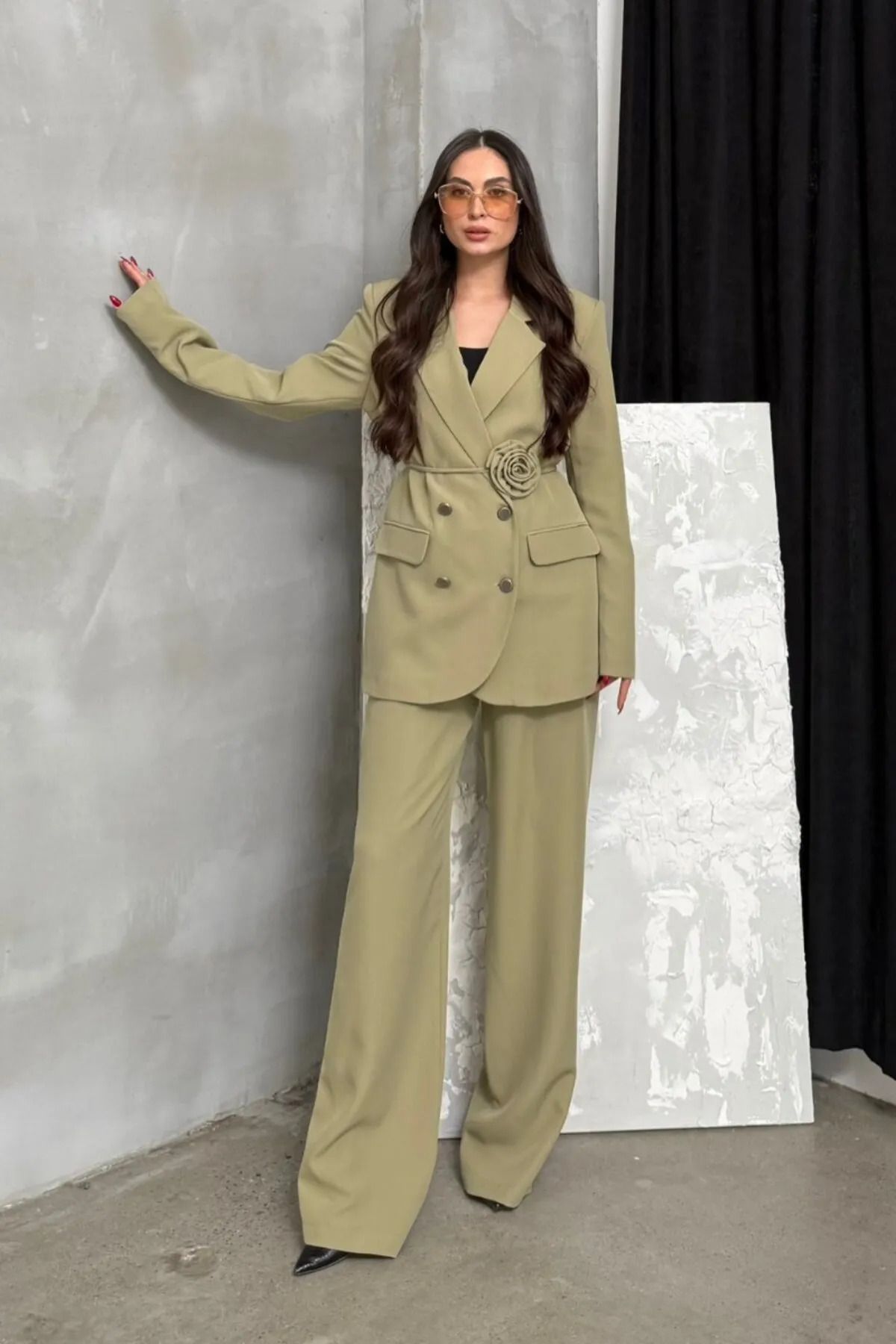 buqre's moda Kadın İkili Blazer Ceket Pantolon Takım Aksesuar Gül ve Düğme Detaylı Bol Paça