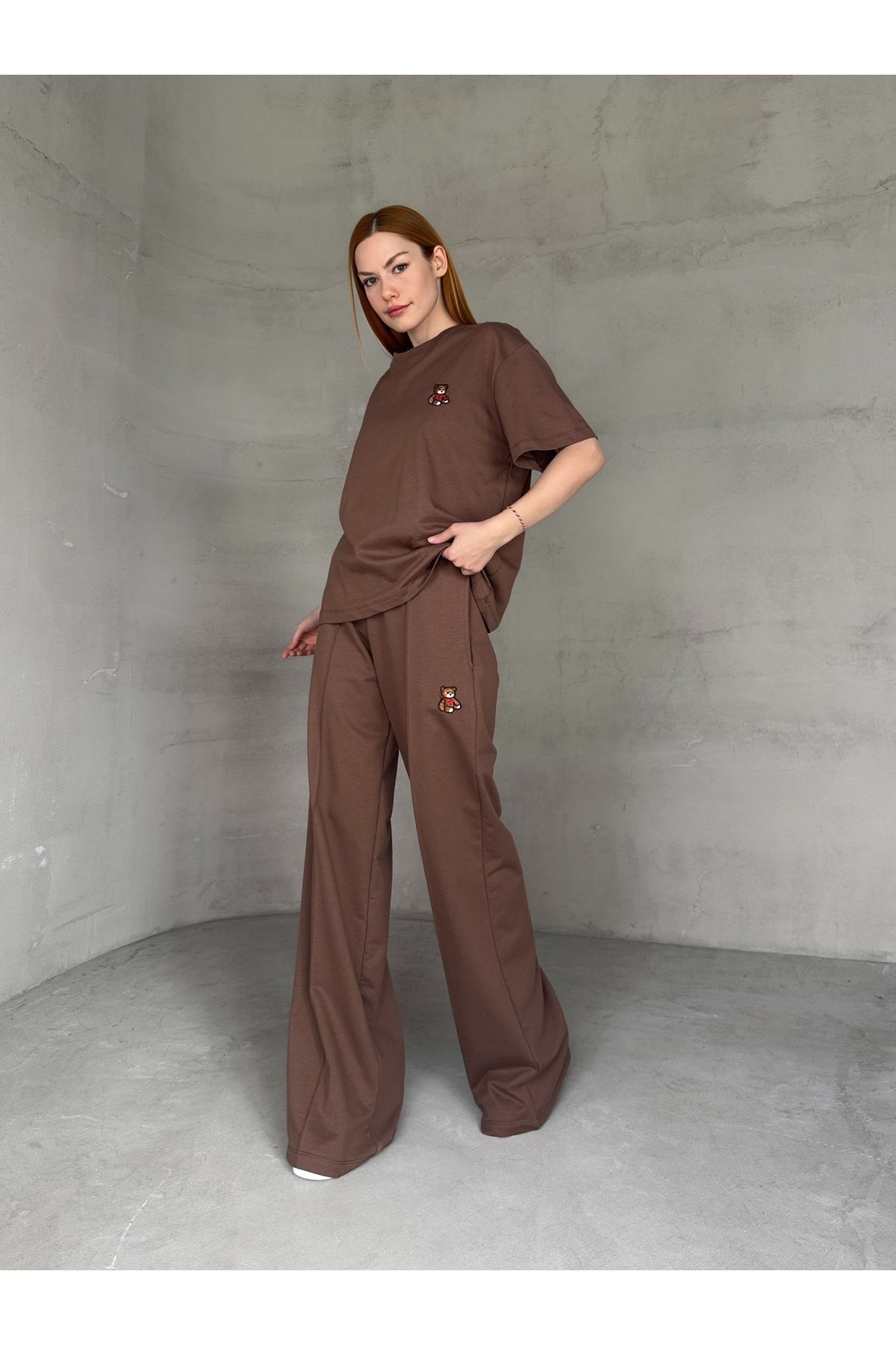 Cappmoda TKM-0053 Kahverengi Ayıcık Desen İşlemeli Bisiklet Yaka Tişört Bel Bağlamalı Çimalı Palazzo Pantolon