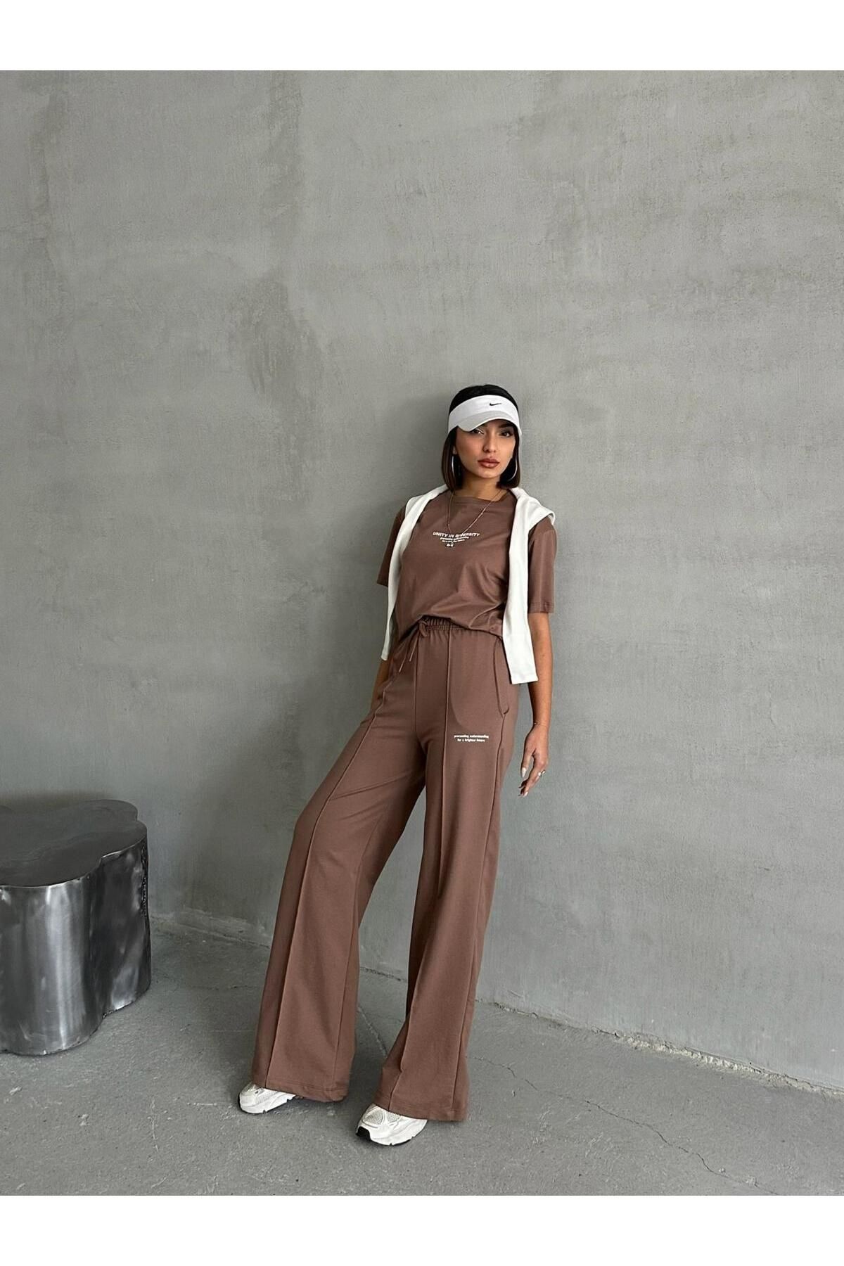 Cappmoda TKM-0045 Kahverengi Unıty In Dıversıty Yazı Enjeksiyon Baskılı Bisiklet Yaka Tişört Bel Lastikli Çim