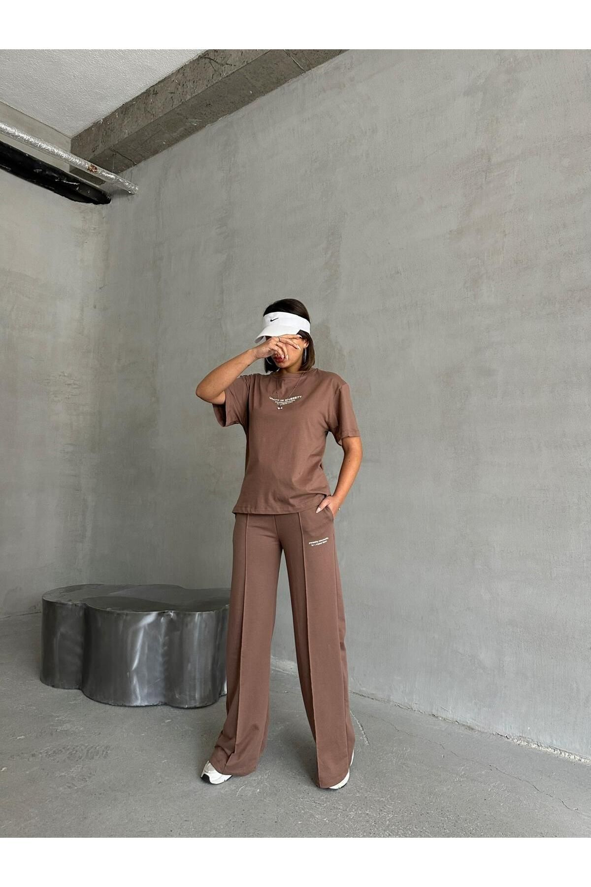 Cappmoda-TKM-0045 Καφέ Unity In Diversity Text Injection Μπλουζάκι με λαιμόκοψη με ελαστική μέση γρασίδι 2