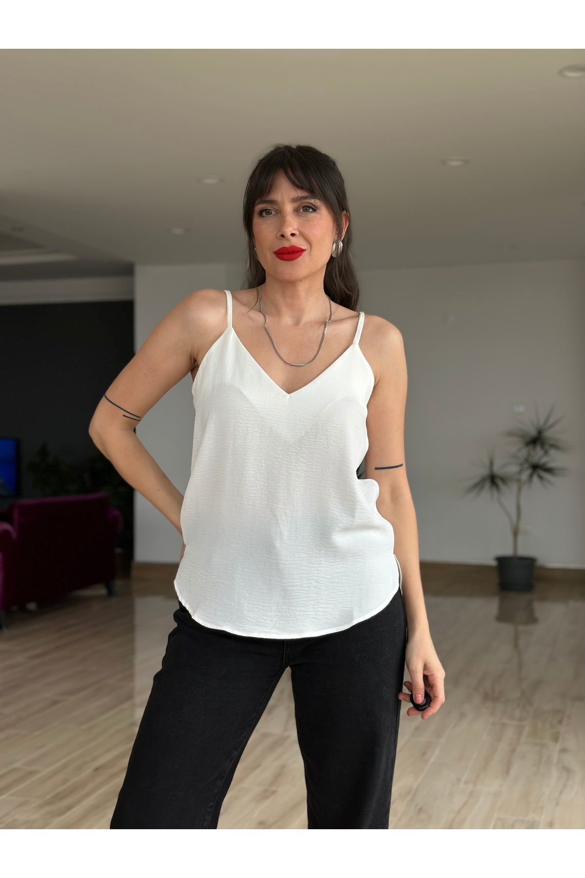 AYSEGUL SOZKESEN İp Askılı V Yaka Beyaz Renk Bluz
