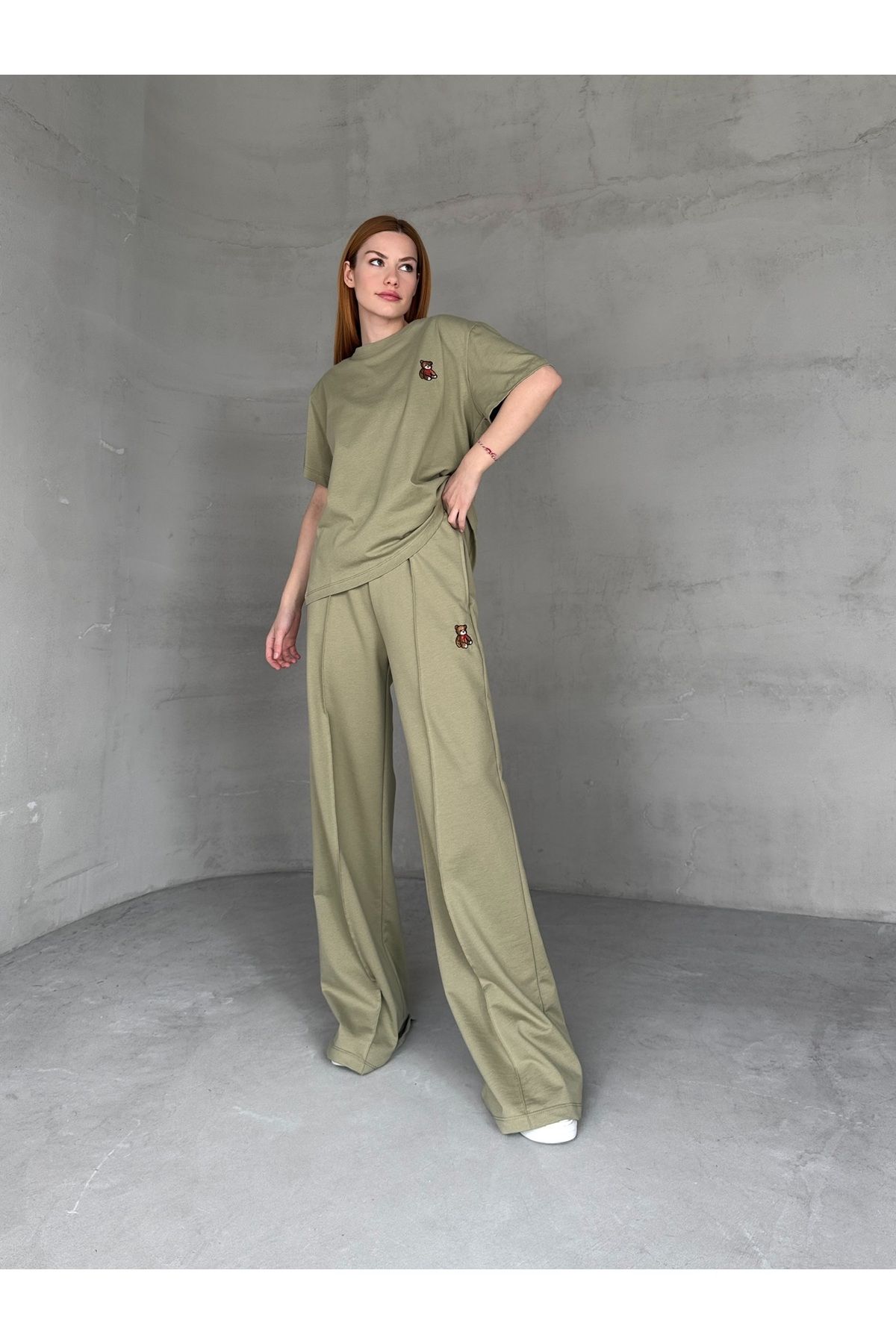 Cappmoda TKM-0053 Haki Ayıcık Desen İşlemeli Bisiklet Yaka Tişört Bel Bağlamalı Çimalı Palazzo Pantolon İkili