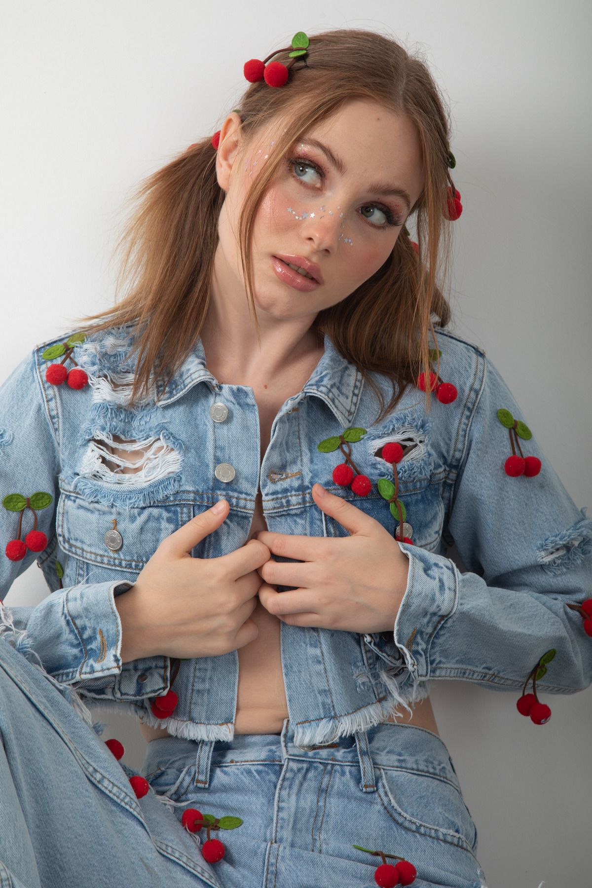 top girl Kadın Kiraz Aksesuarlı Yırtık Crop Kısa Kot Ceket