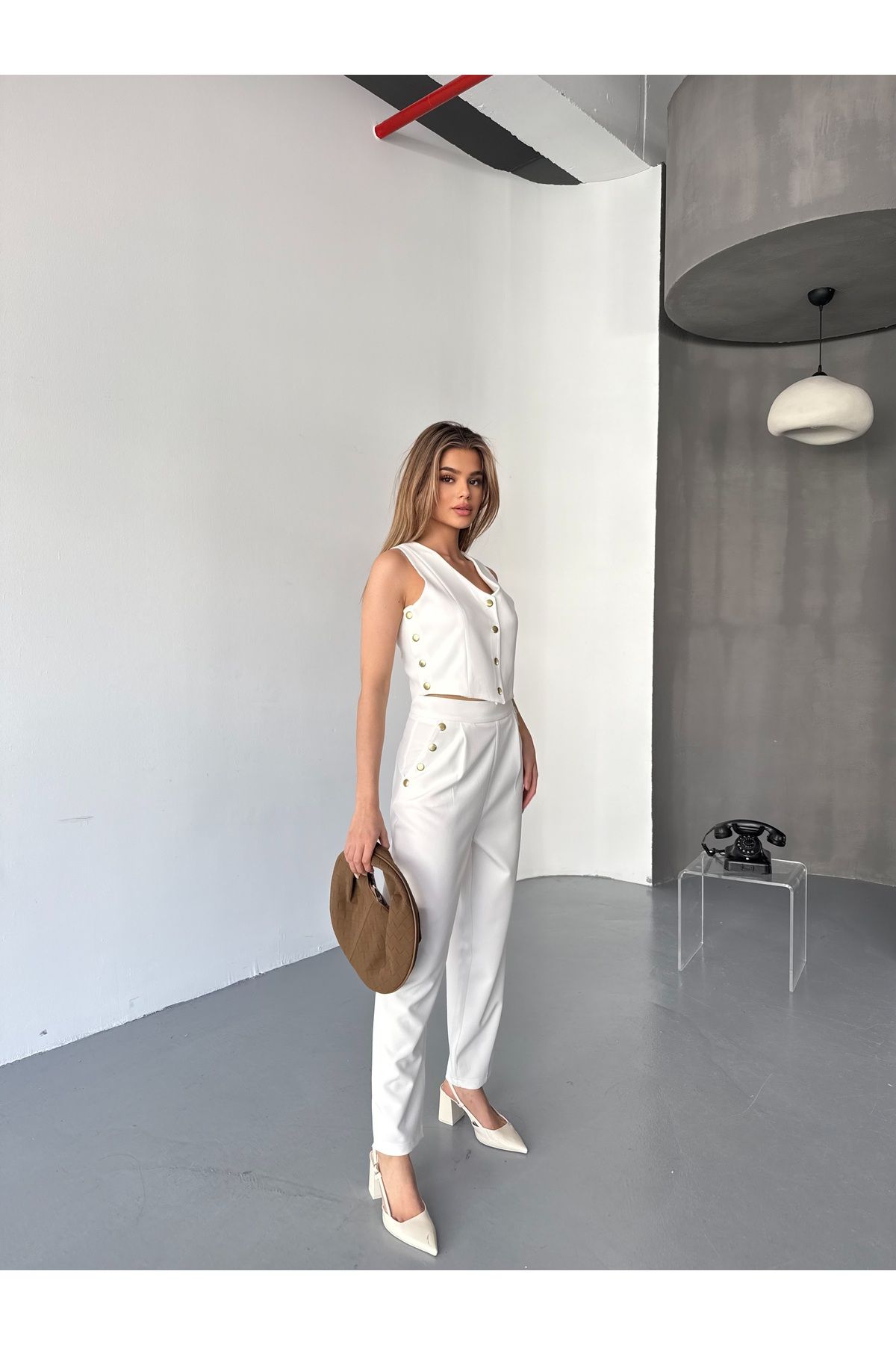 Cappmoda TKM-03674 Beyaz Çıtçıt Detaylı Atlas Kumaş Yelek Havuç Model Pantolon İkili Takım