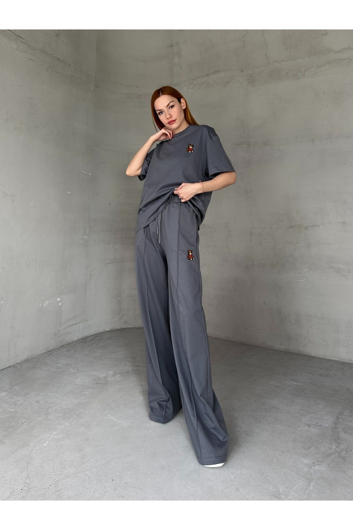 Cappmoda TKM-0053 Füme Ayıcık Desen İşlemeli Bisiklet Yaka Tişört Bel Bağlamalı Çimalı Palazzo Pantolon İkili