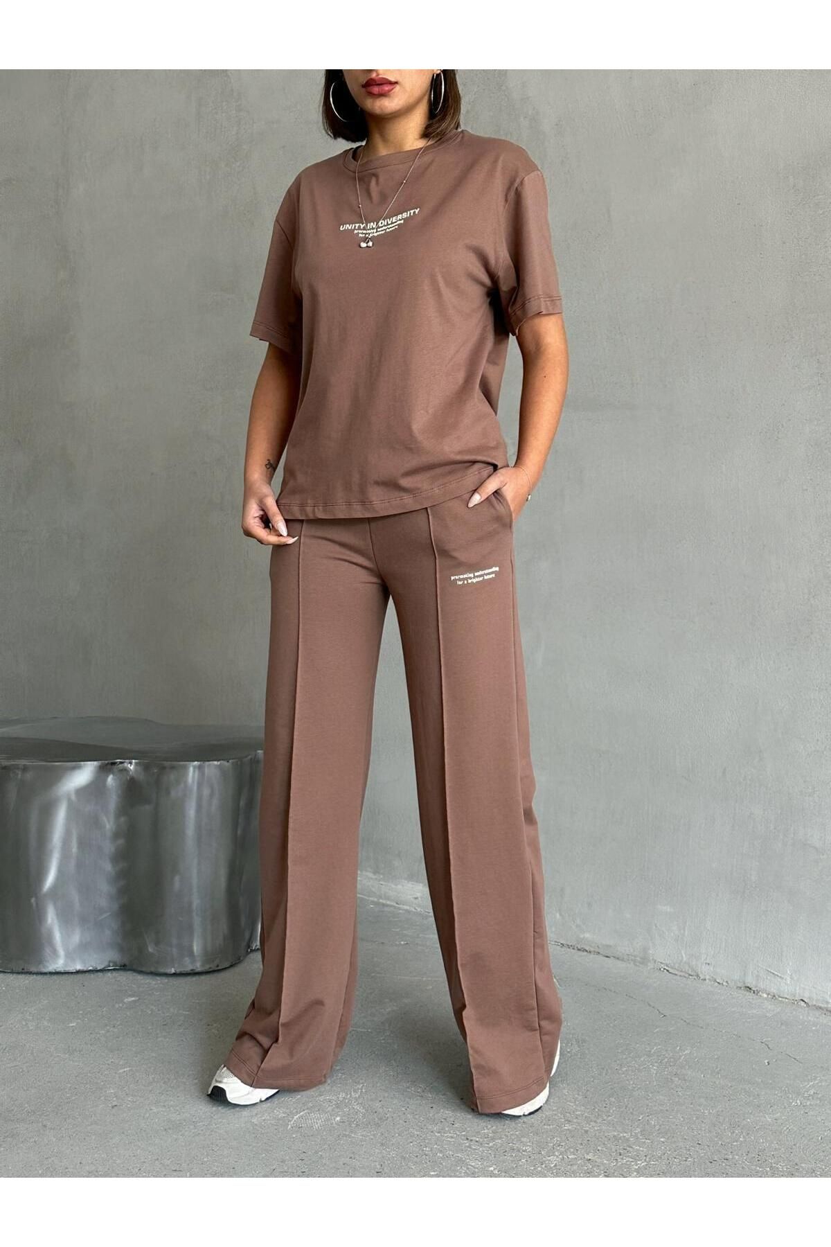 Cappmoda-TKM-0045 Καφέ Unity In Diversity Text Injection Μπλουζάκι με λαιμόκοψη με ελαστική μέση γρασίδι 3