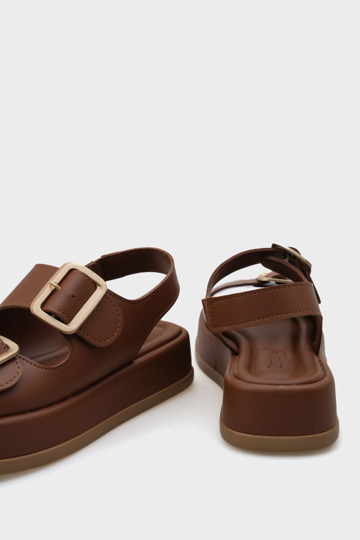 صندل چند رنگ زنانه های دو باند را پر می کند Capone Outfitters