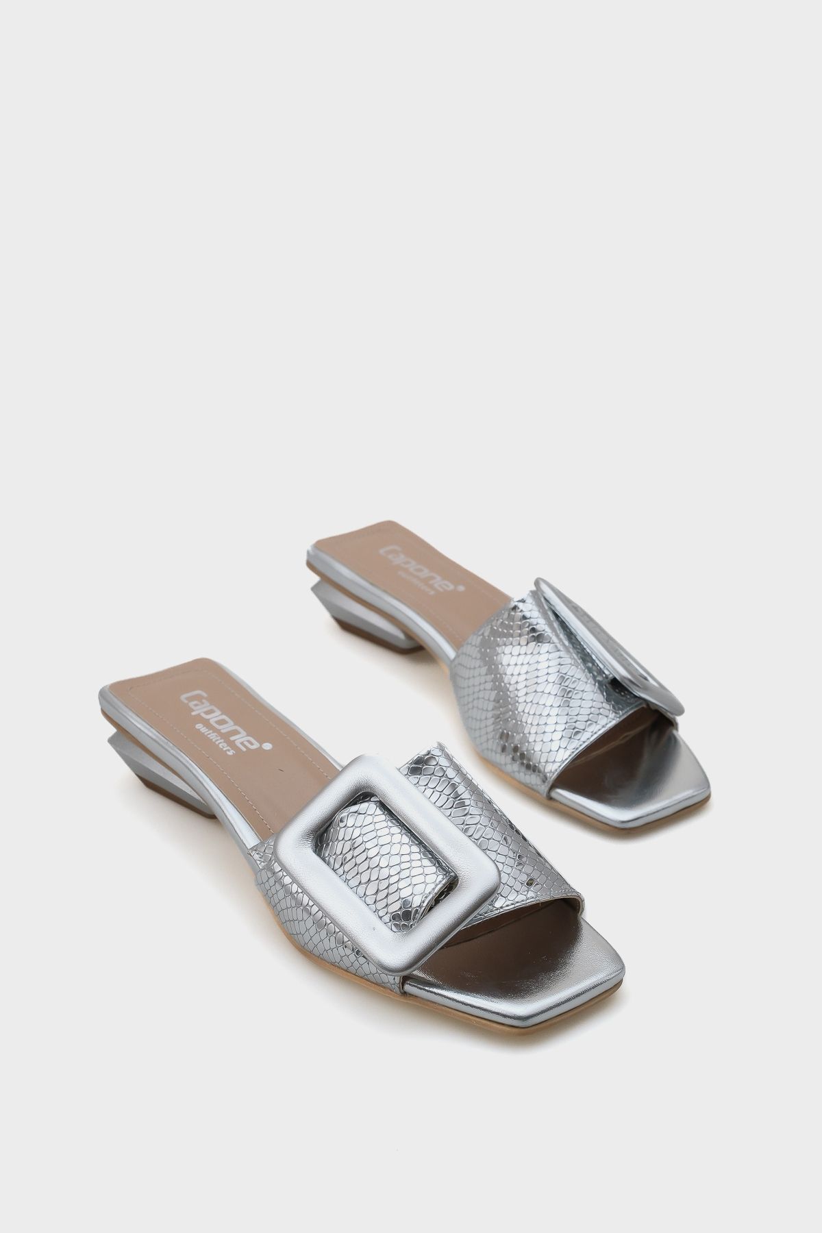 Capone Outfitters Malia Niski Obcas Klapki Damskie Z Klamrą Ze Skóry Krokodyla Lakierowanej Kobieta - 40