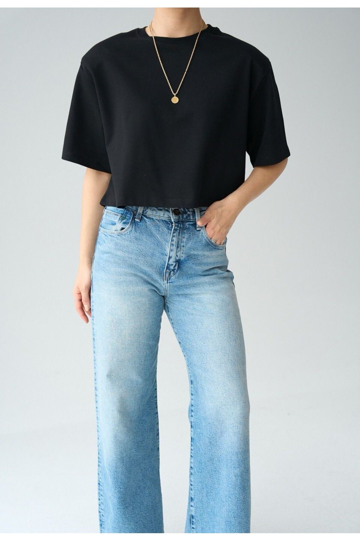 FEMMESTUDIO Kadın Siyah Bisiklet Yaka Vatka Detaylı Crop T-shirt